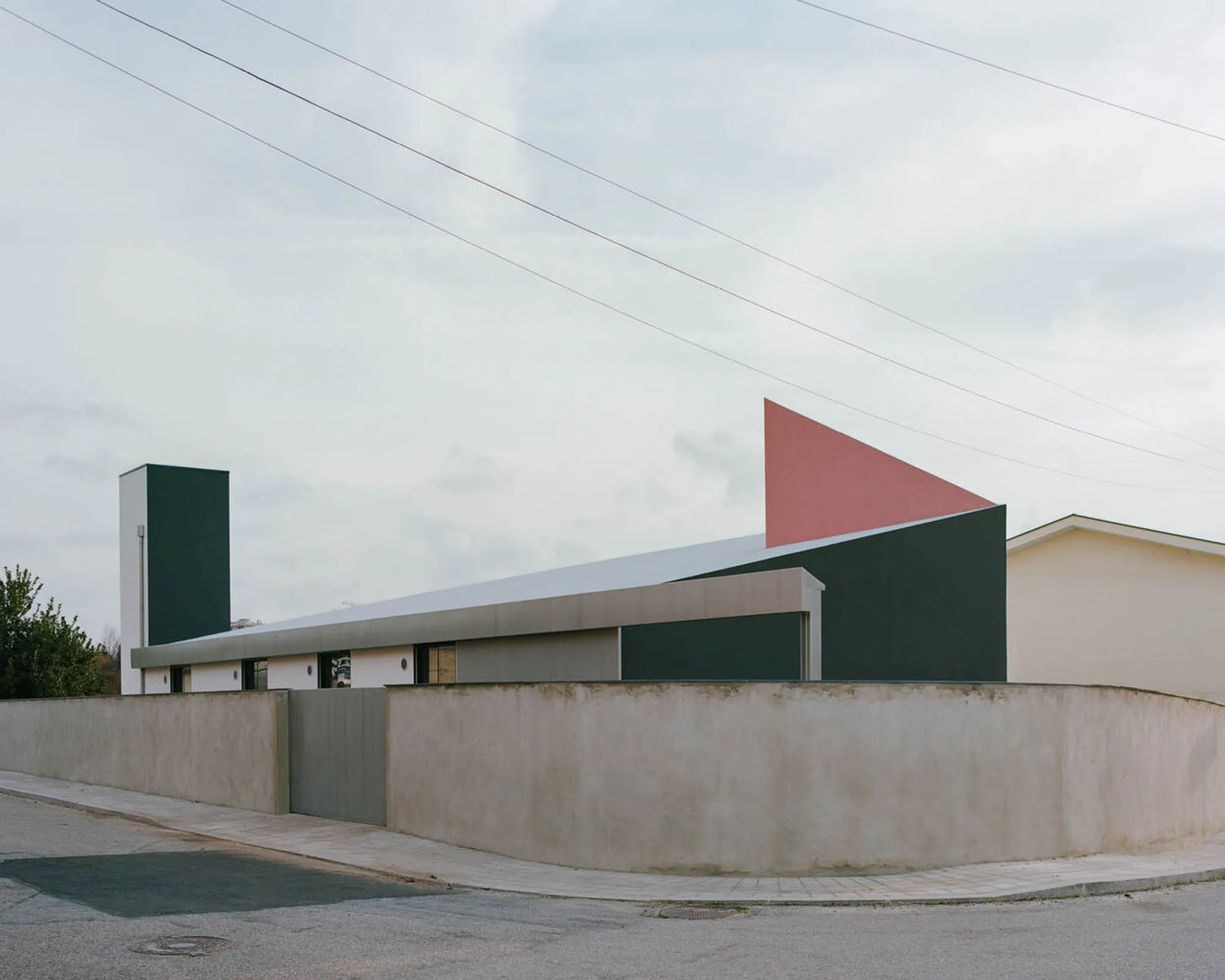 House Within Three Gestures by Fala: A Unique Architectural Marvel in Gondomar, Portugal