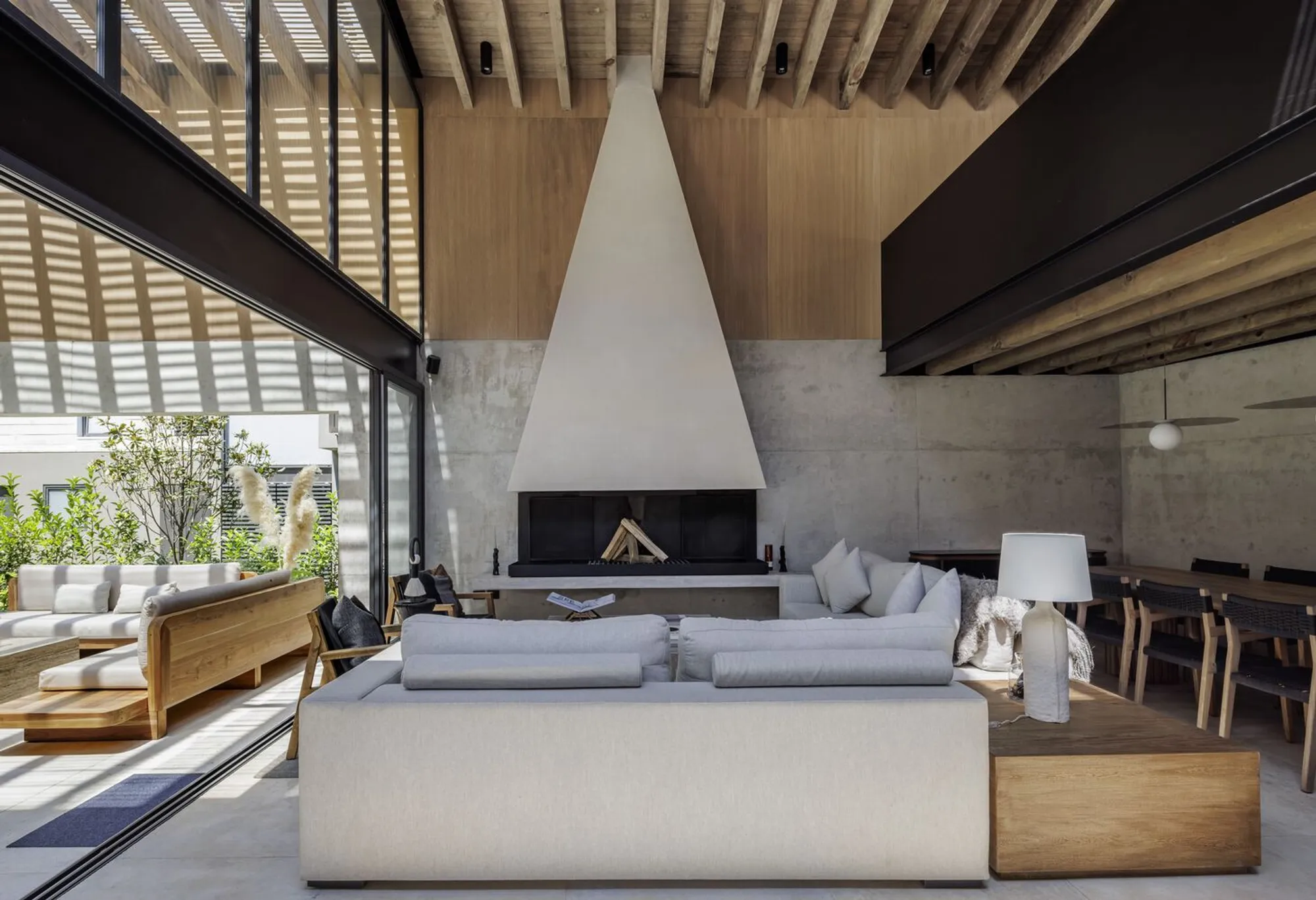 Modern House Design in Valle de Bravo: Noah House by Cadaval Estudio