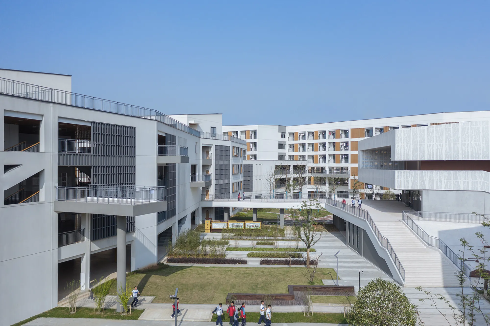Ecological Campus Design at Hangzhou Zhongtai Middle School: A Fusion of Nature and Education
