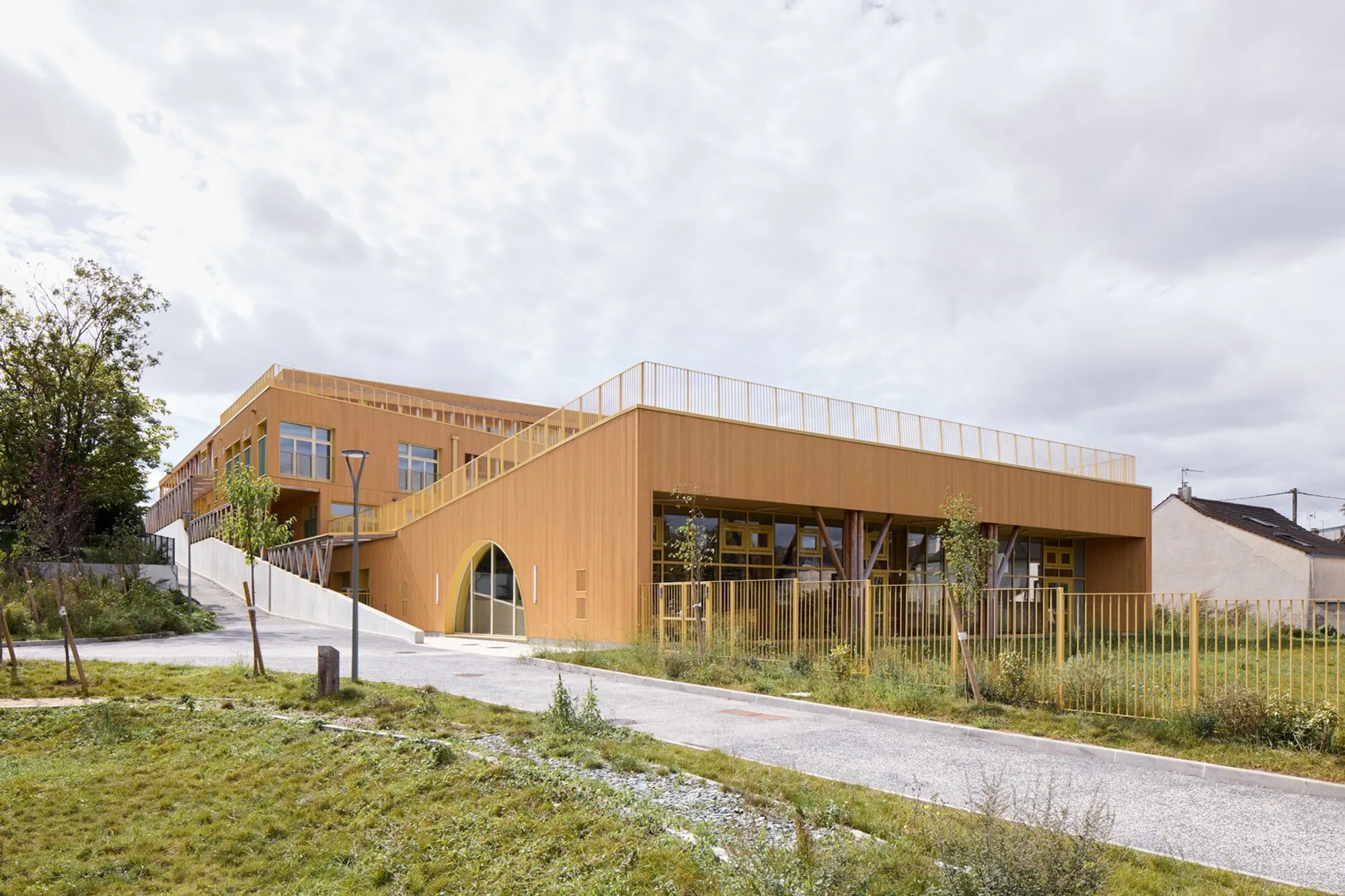 Biosourced Positive Energy School Group by R2K Architectes: A Model of Sustainable Architecture
