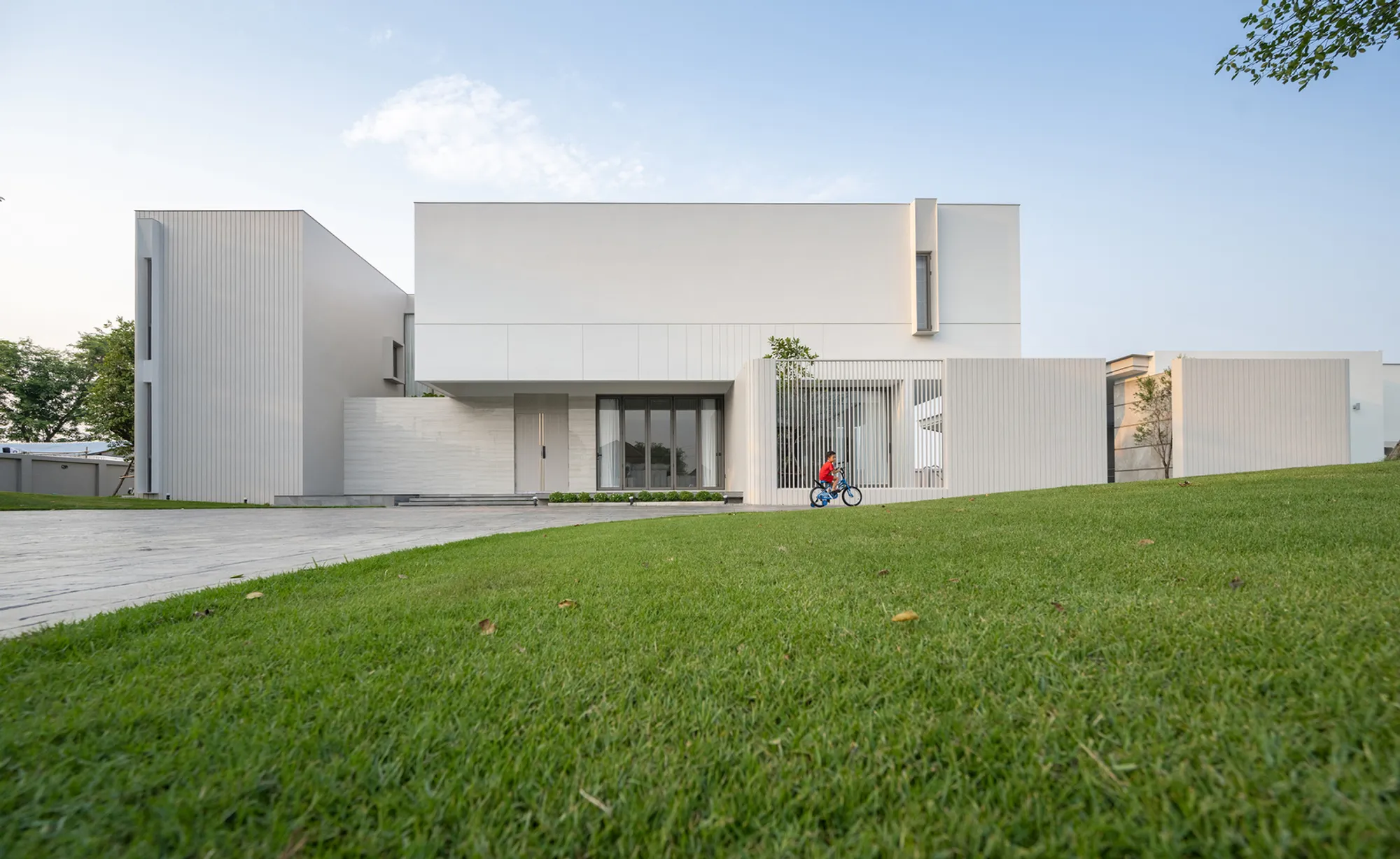 PB House: A Modern Minimalist Home Designed for Harmony and Privacy