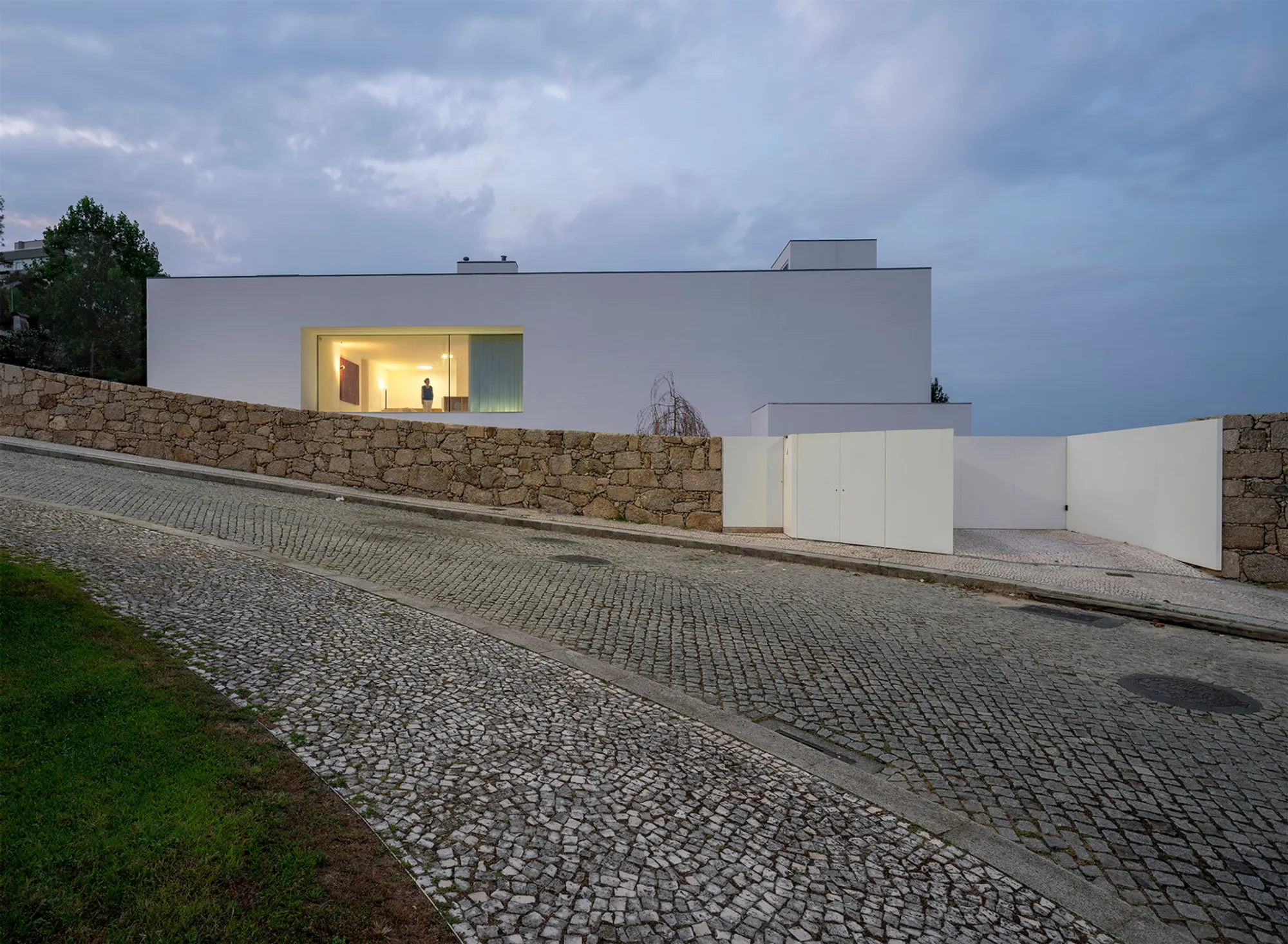 Modern House Renovation in Santo Tirso: TI House by NOARQ