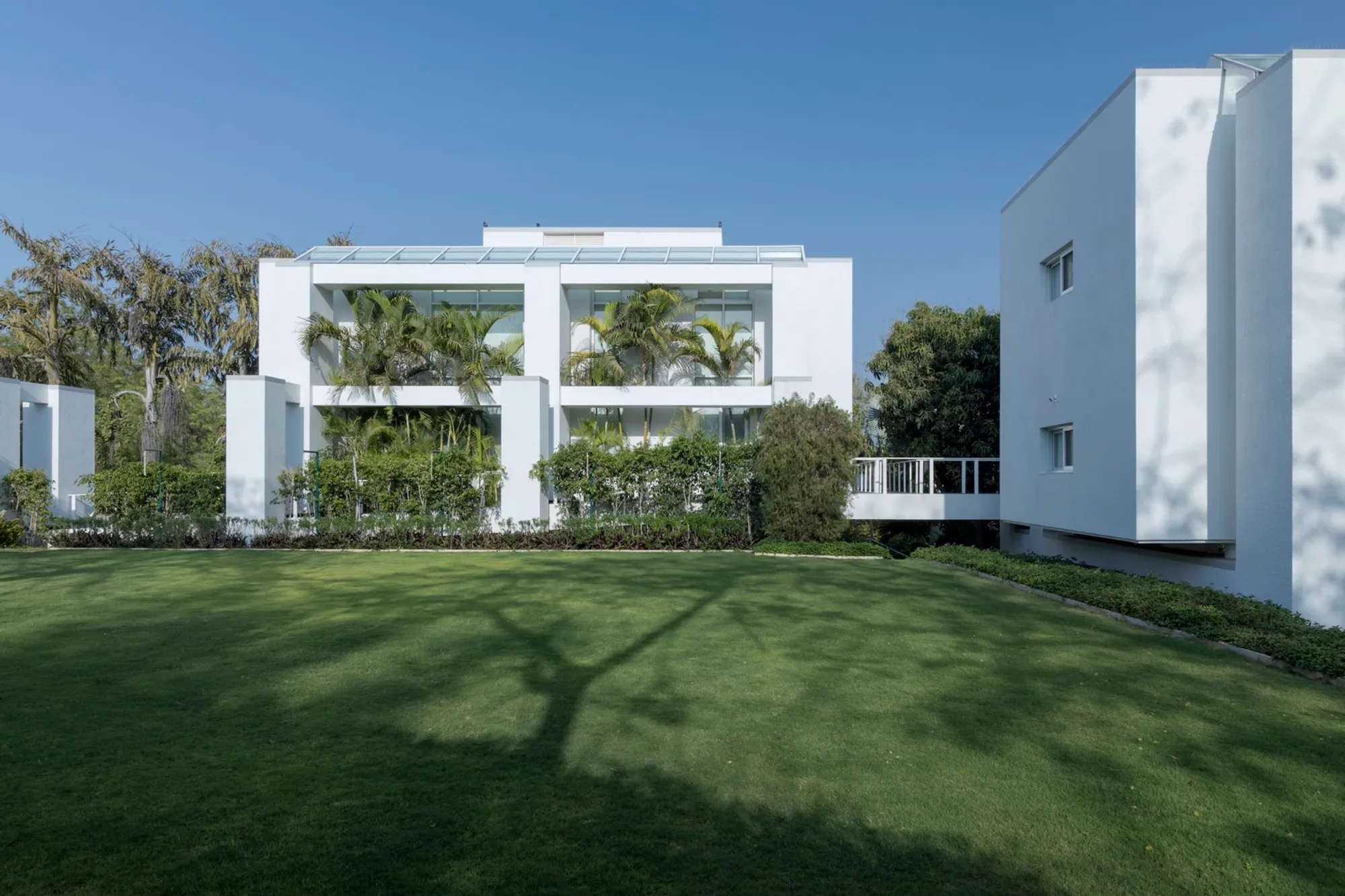 Aalloa Hills Residence: A Paradigm of Sustainable Modern Architecture in Gujarat