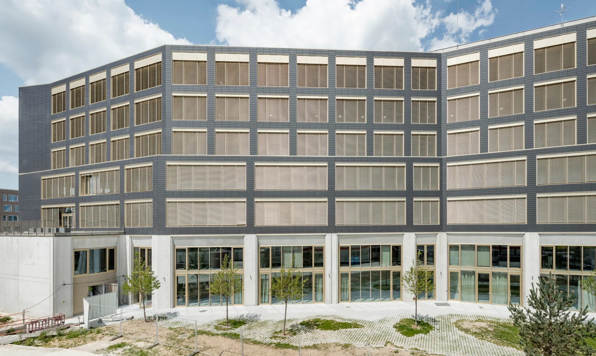 IPHE Host Innovation Incubator & Hotel Architecture: A Model of Flexibility and Innovation for Modern Workspaces