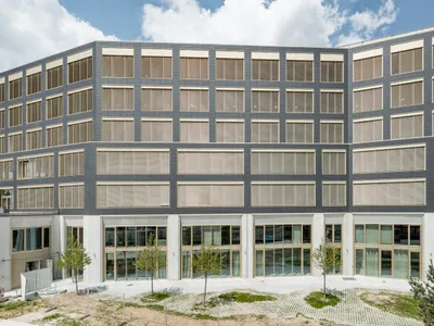 IPHE Host Innovation Incubator & Hotel Architecture: A Model of Flexibility and Innovation for Modern Workspaces