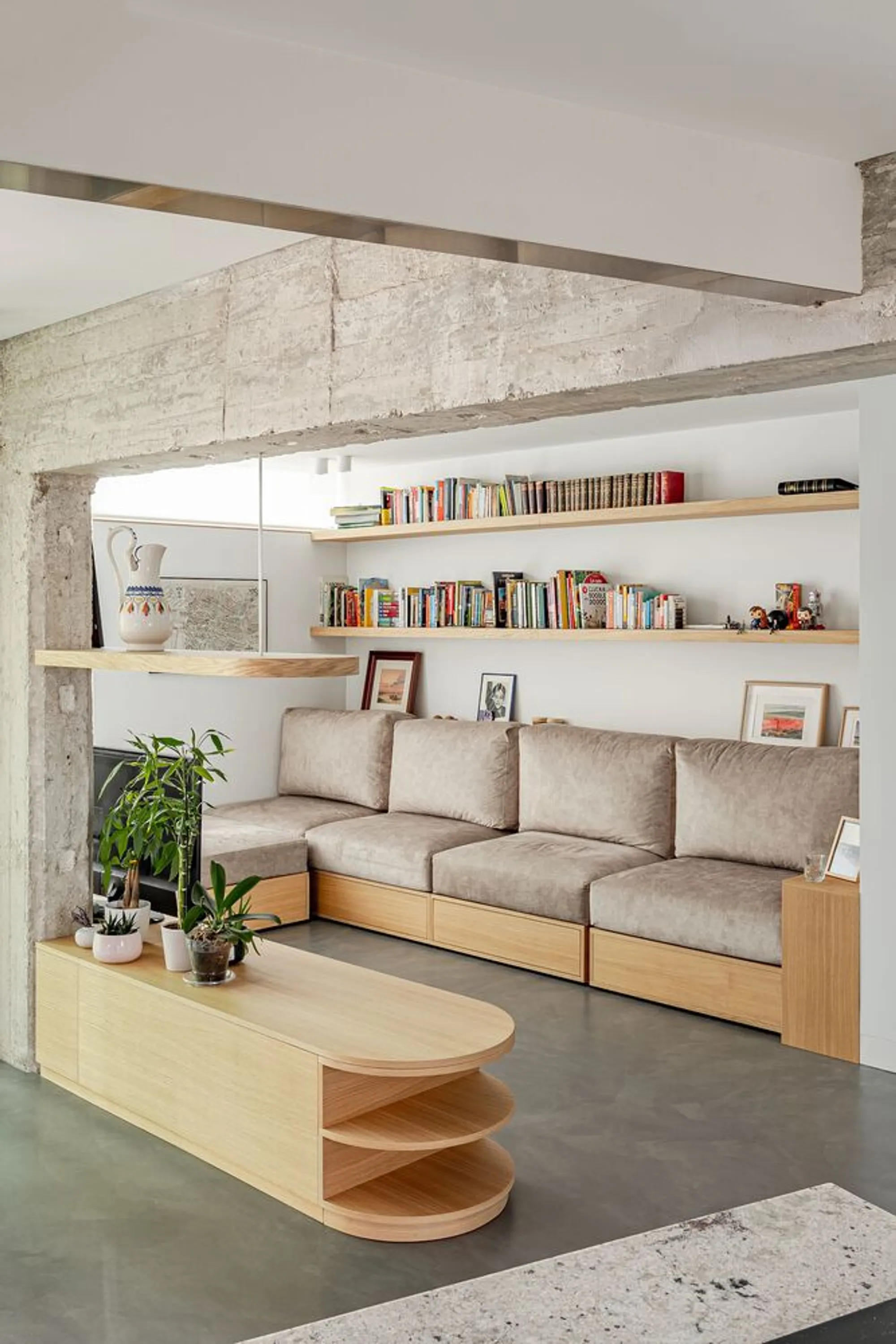 Apartment Renovation with Exposed Concrete Structure: A Stunning Blend of Modern and Vintage Design