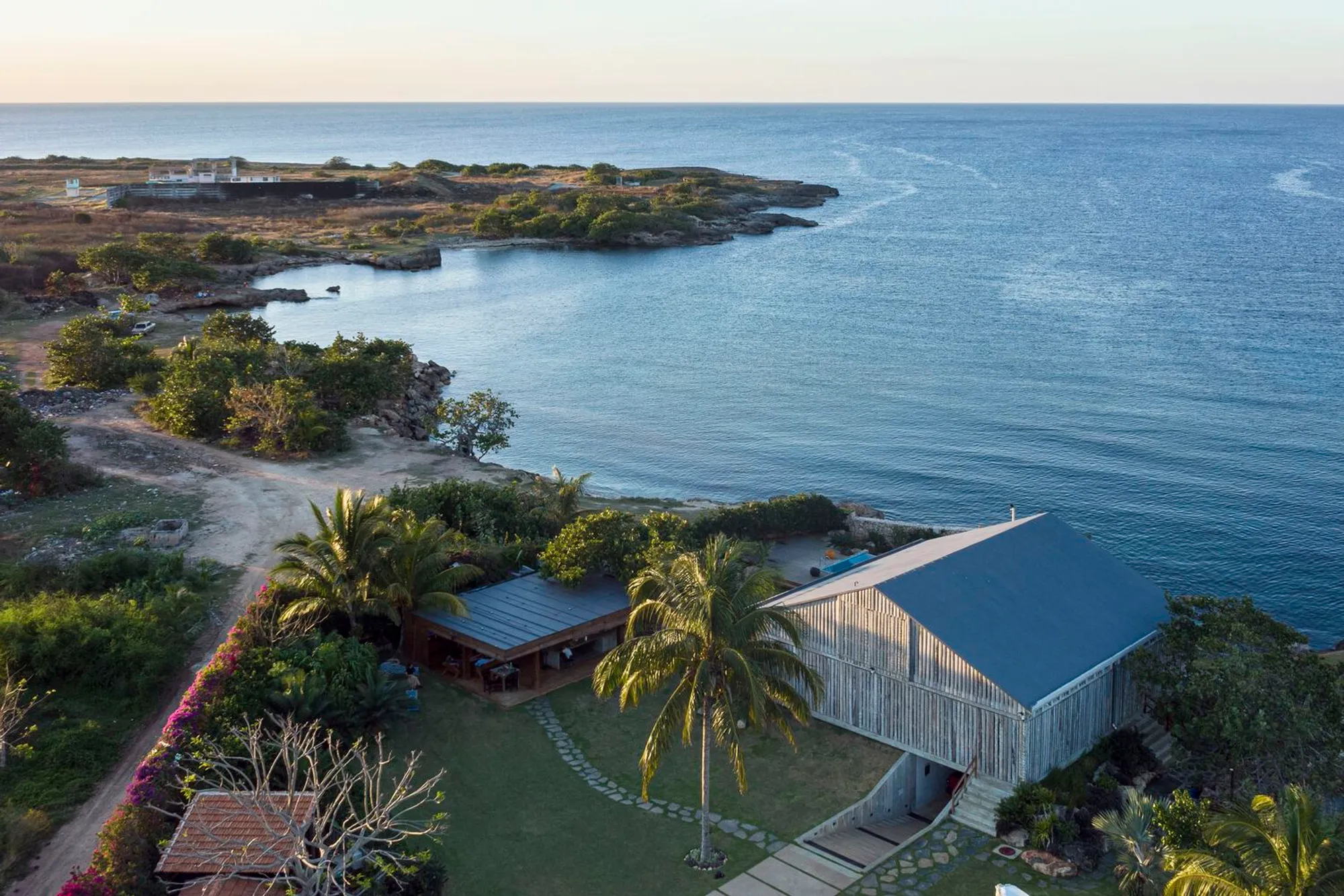 Cliffside Modern House Design in Havana: A Fusion of Tradition and Innovation