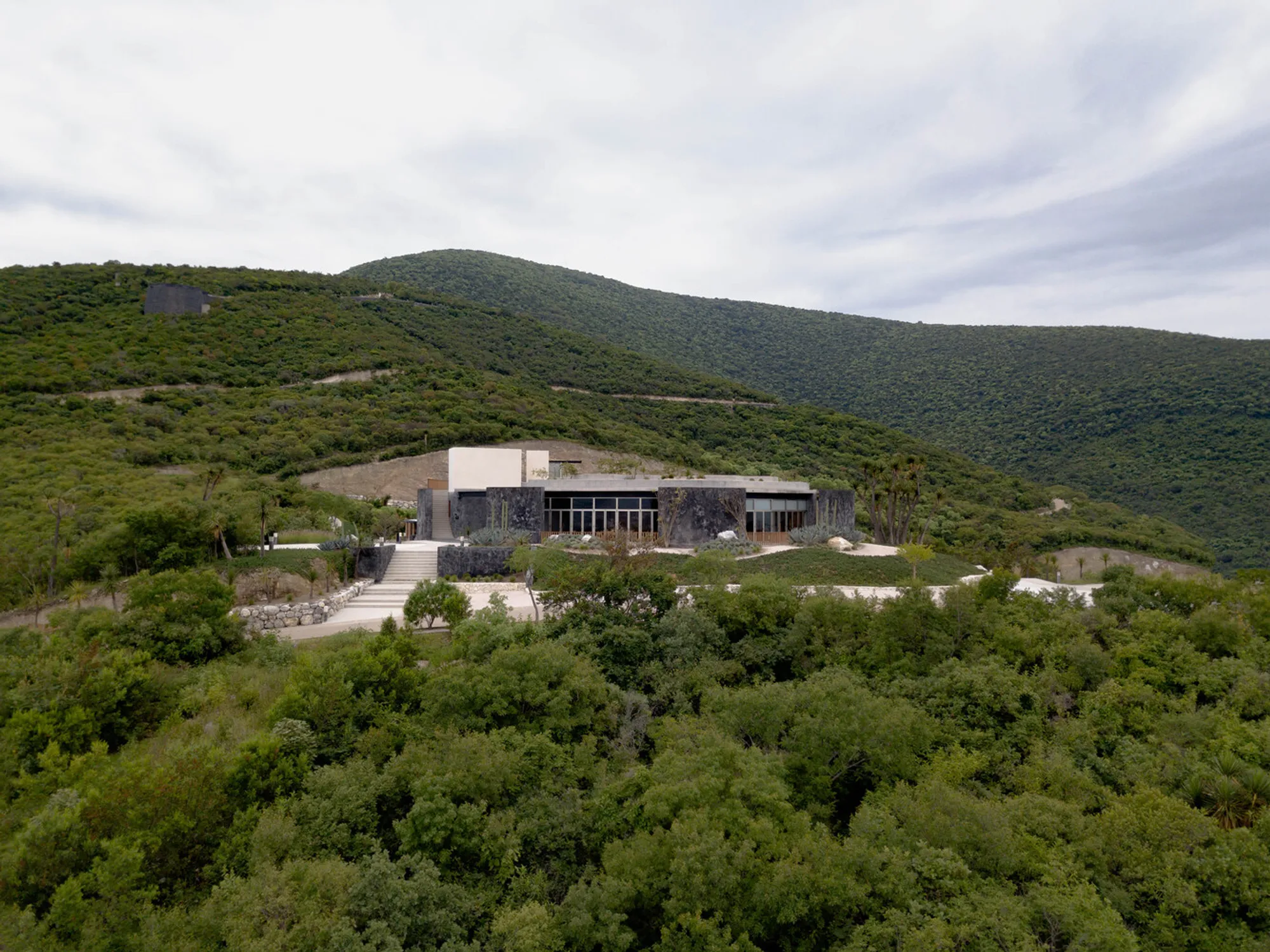 La Pedrera Clubhouse: A Masterpiece of Contextual Architecture in Atlixco