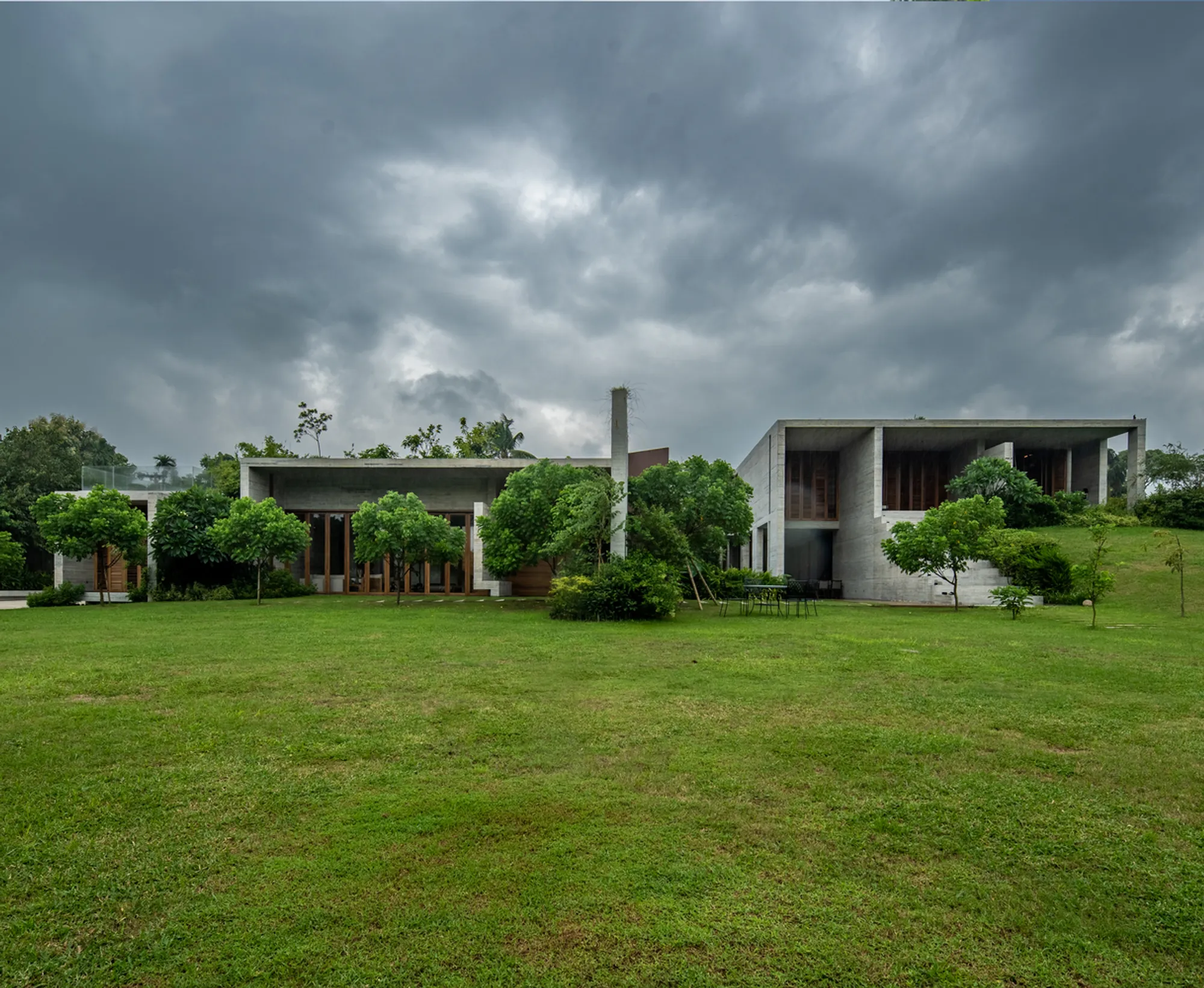 A Modern Riverfront Residence Embracing Nature and Serenity