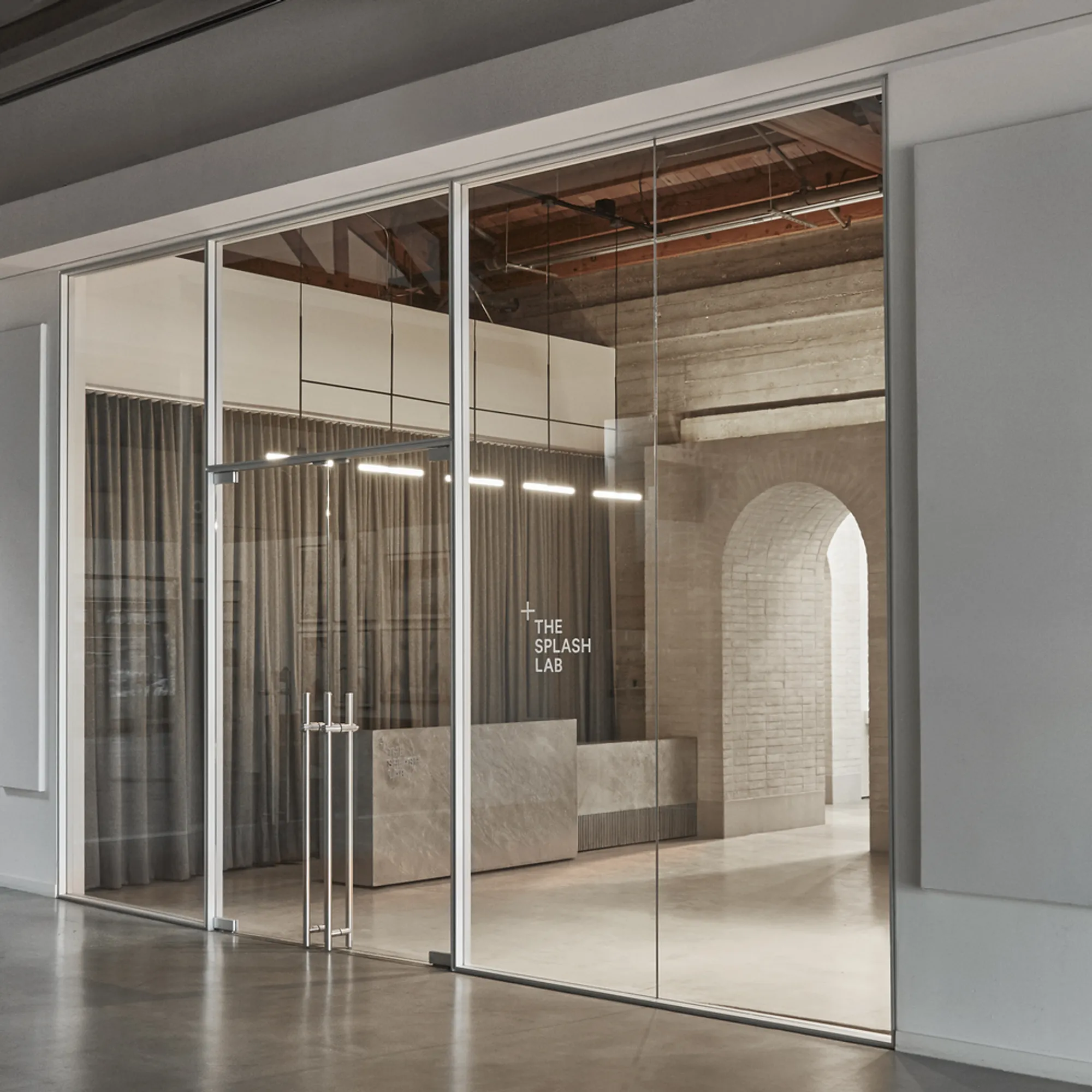 Splash Lab LA Showroom Architecture: A Harmonious Fusion of Monumentality and Design
