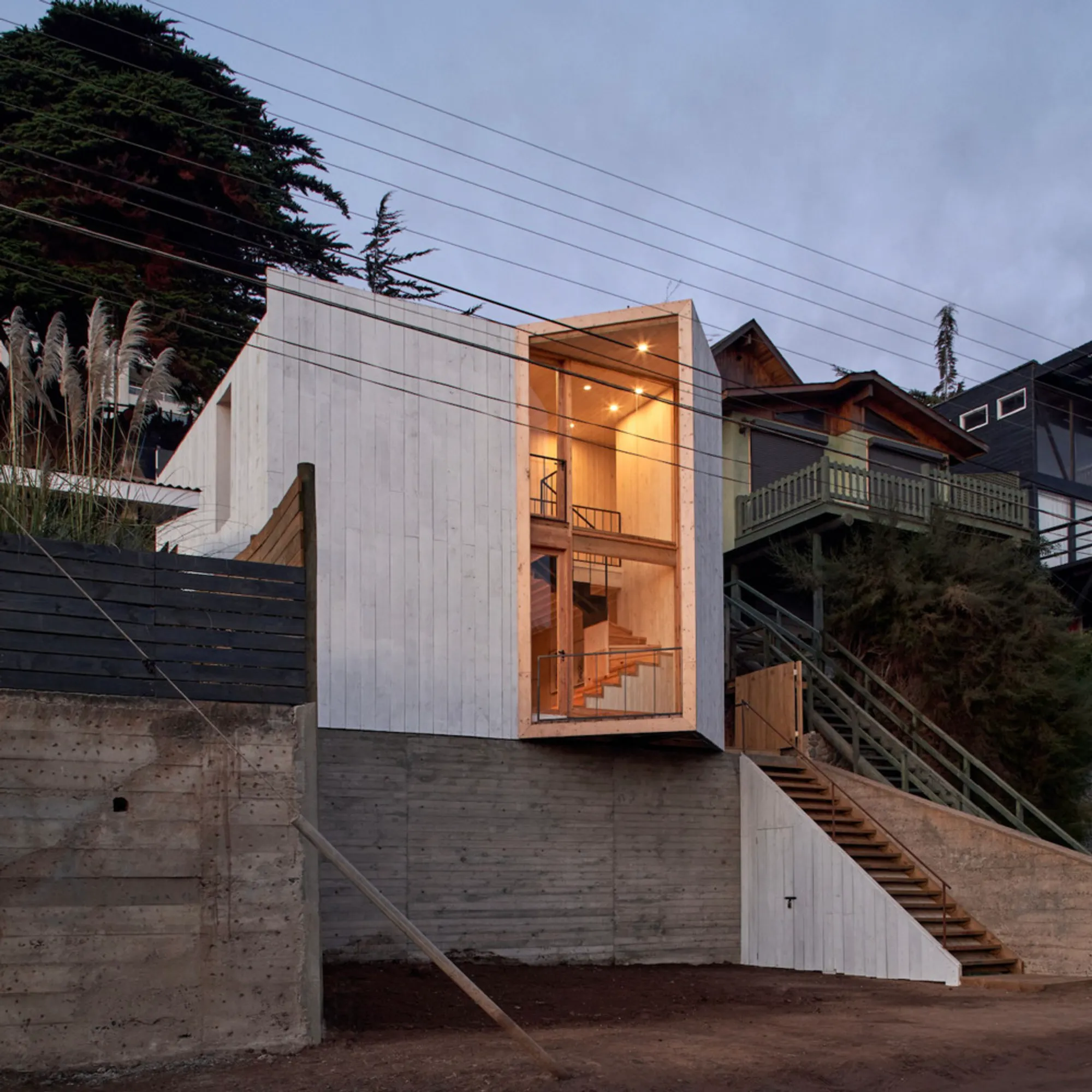 Lagunita House: A Masterpiece of Hillside Architecture by Croxatto y Opazo Arquitectos
