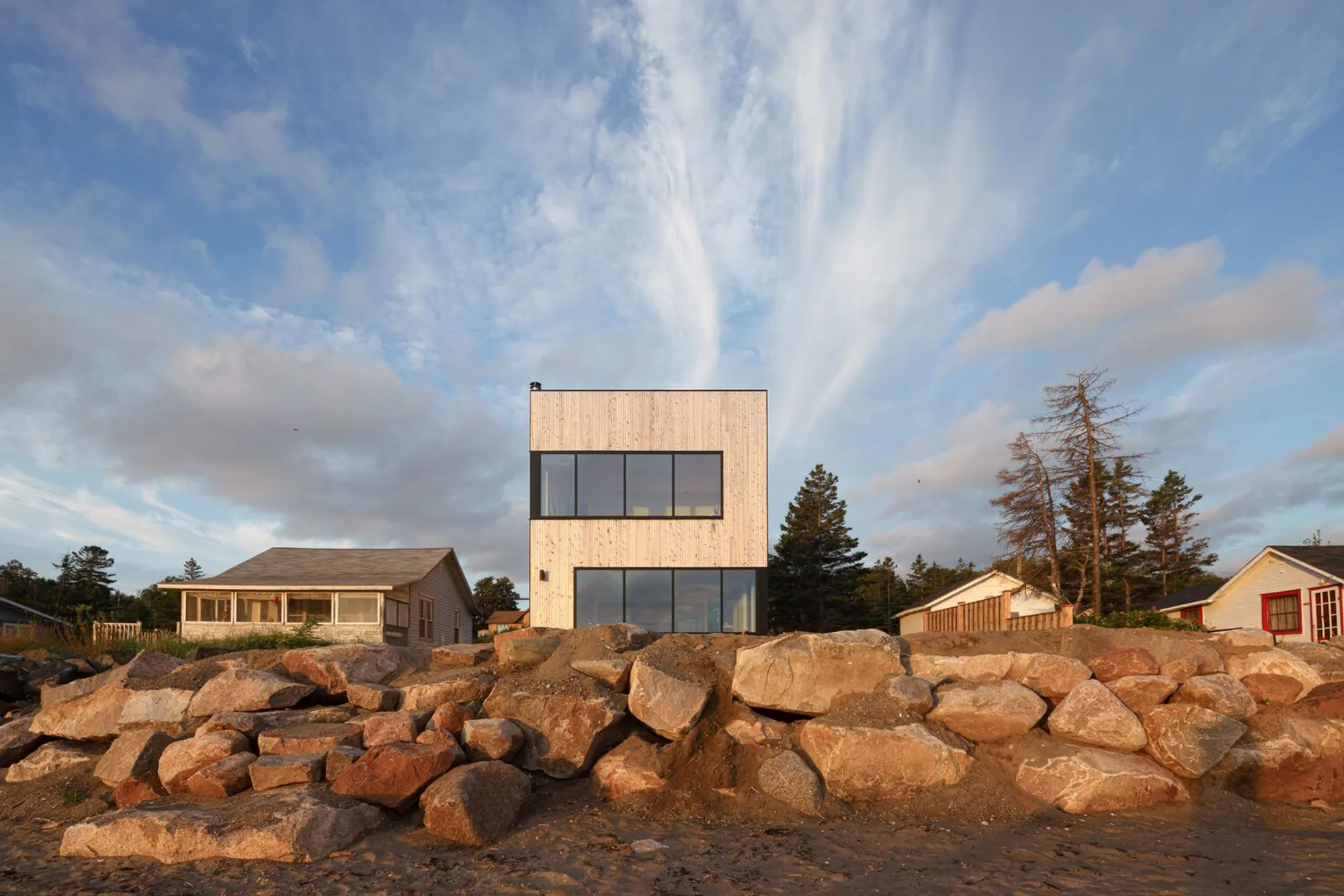 Modern Coastal Architecture: The Sandbox by Peter Braithwaite Studio