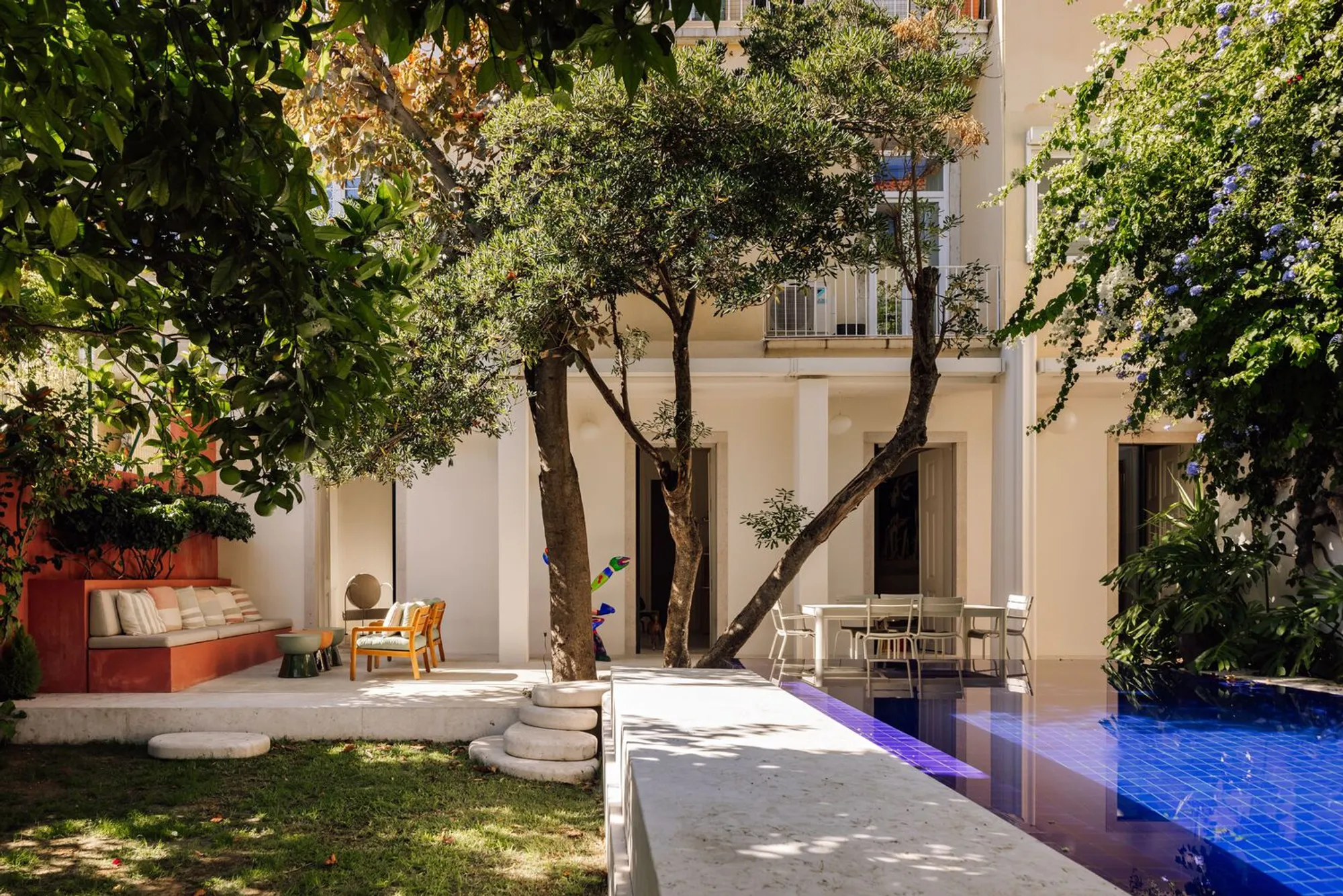 Studio Gameiro's Lisbon Apartment Renovation: A Harmonious Blend of Tradition and Modernity