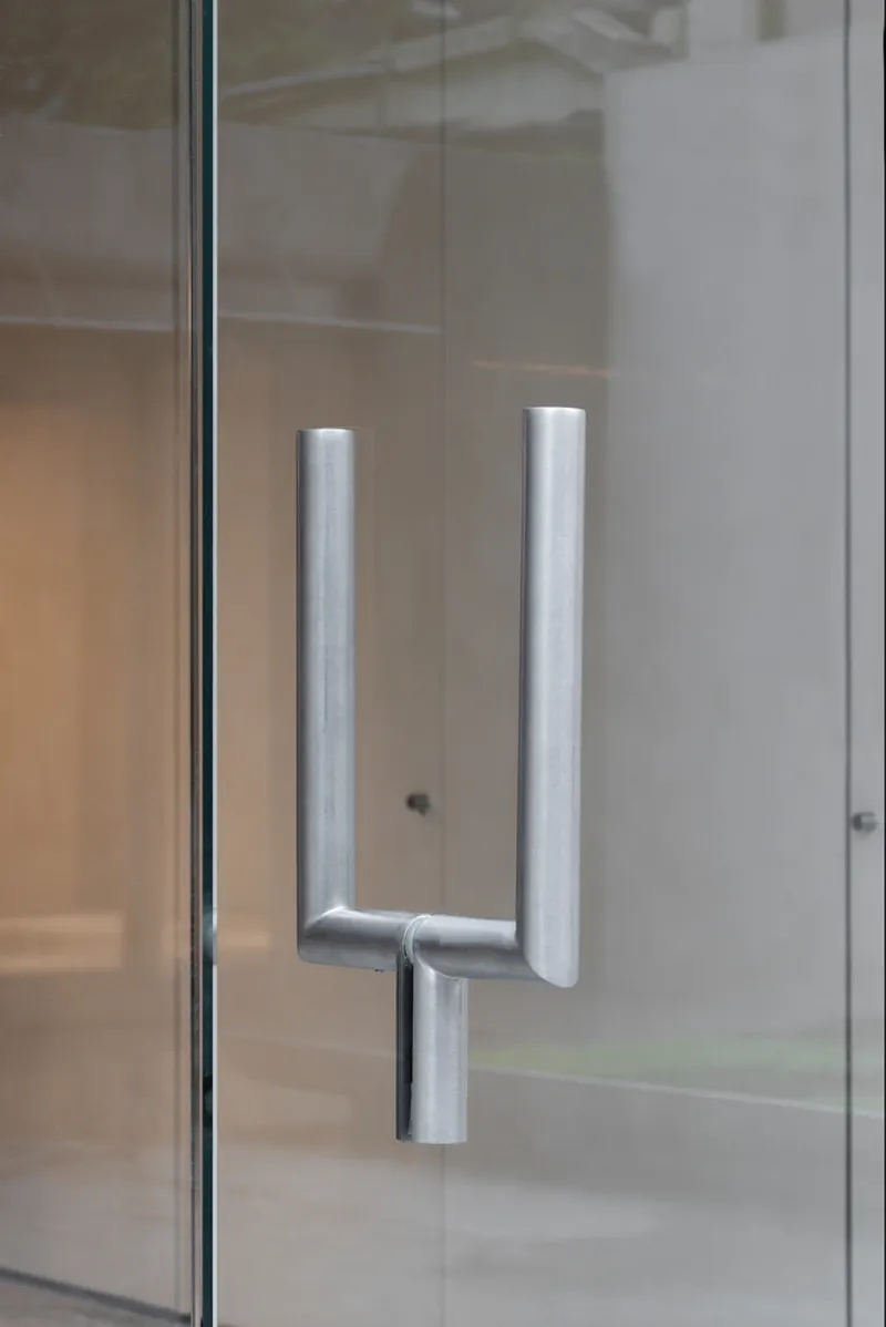 Door handle: stainless steel T-handle on frameless glass door