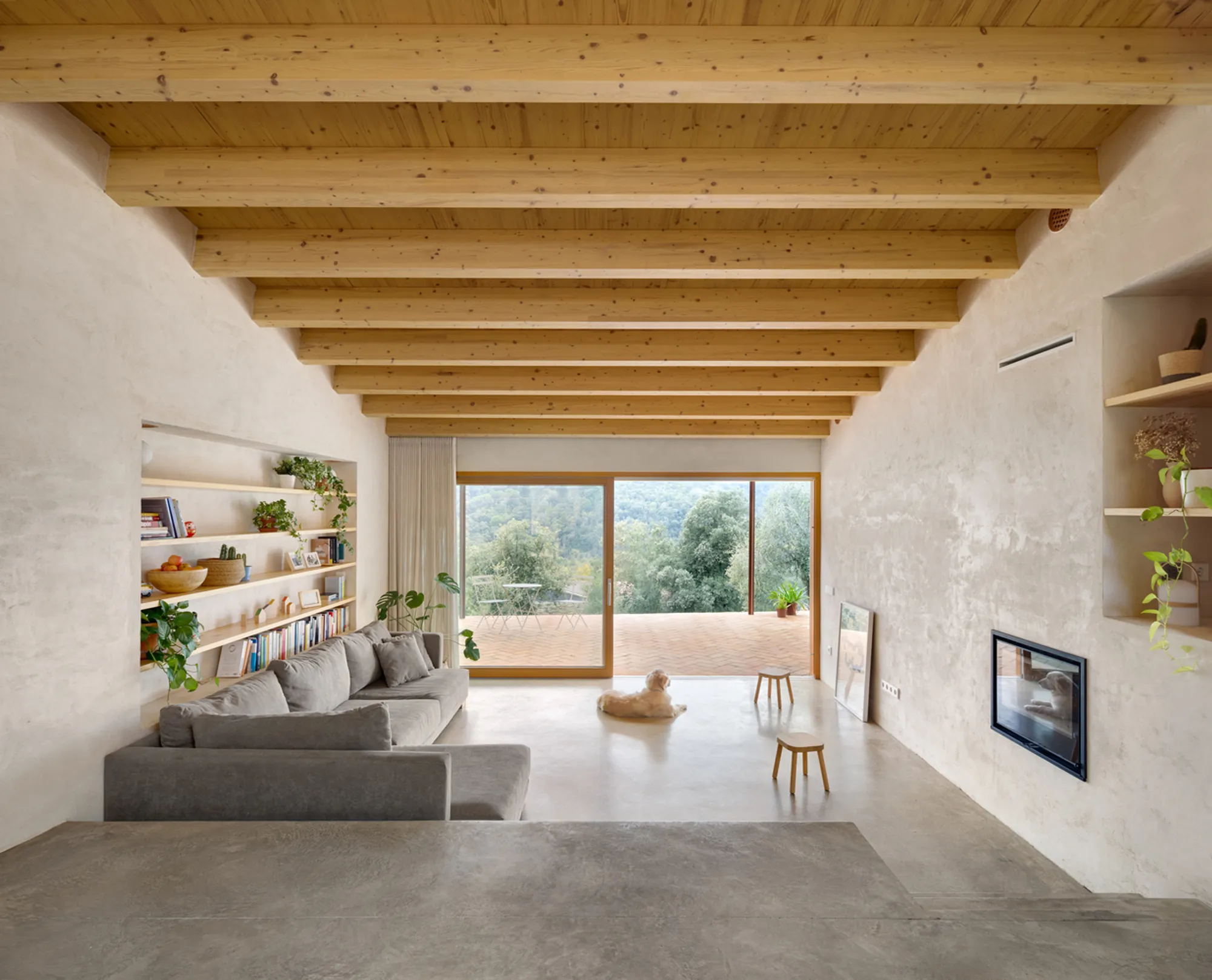 Boratuna House: Lime, Timber, and Concrete in Girona