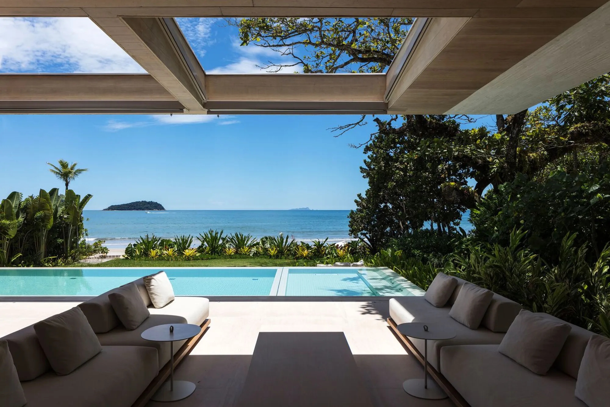 Studio Arthur Casas Nests a Timber and Concrete House into the Brazilian Coast