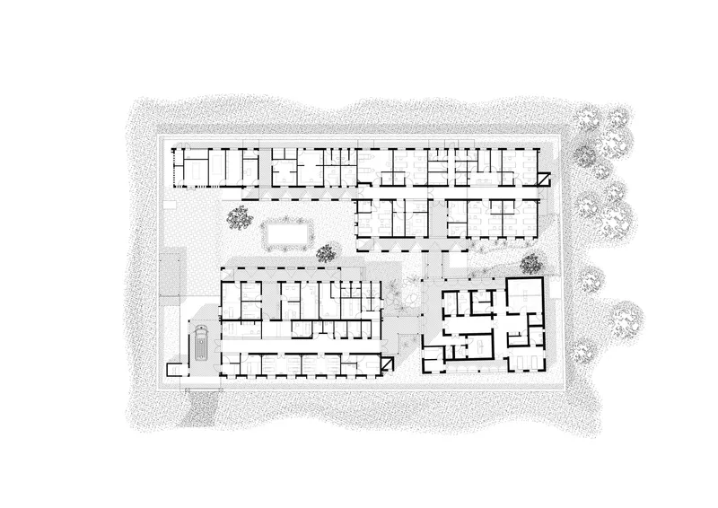 Floor plan: four buildings arranged around the central courtyard, rooms and corridors labelled