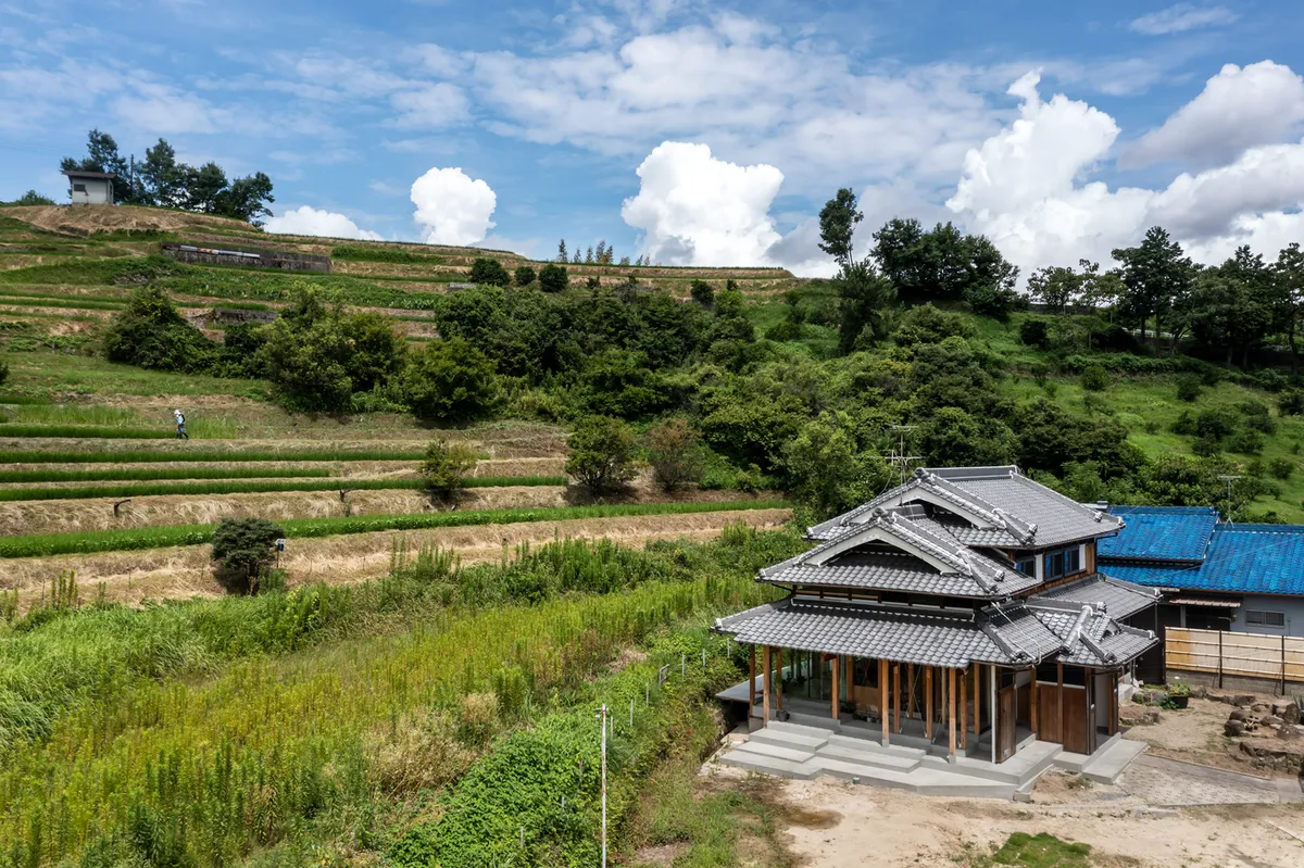 1110 Office Weaves a Traditional Japanese House into the Terraced Rice Fields of Chihaya Akasaka