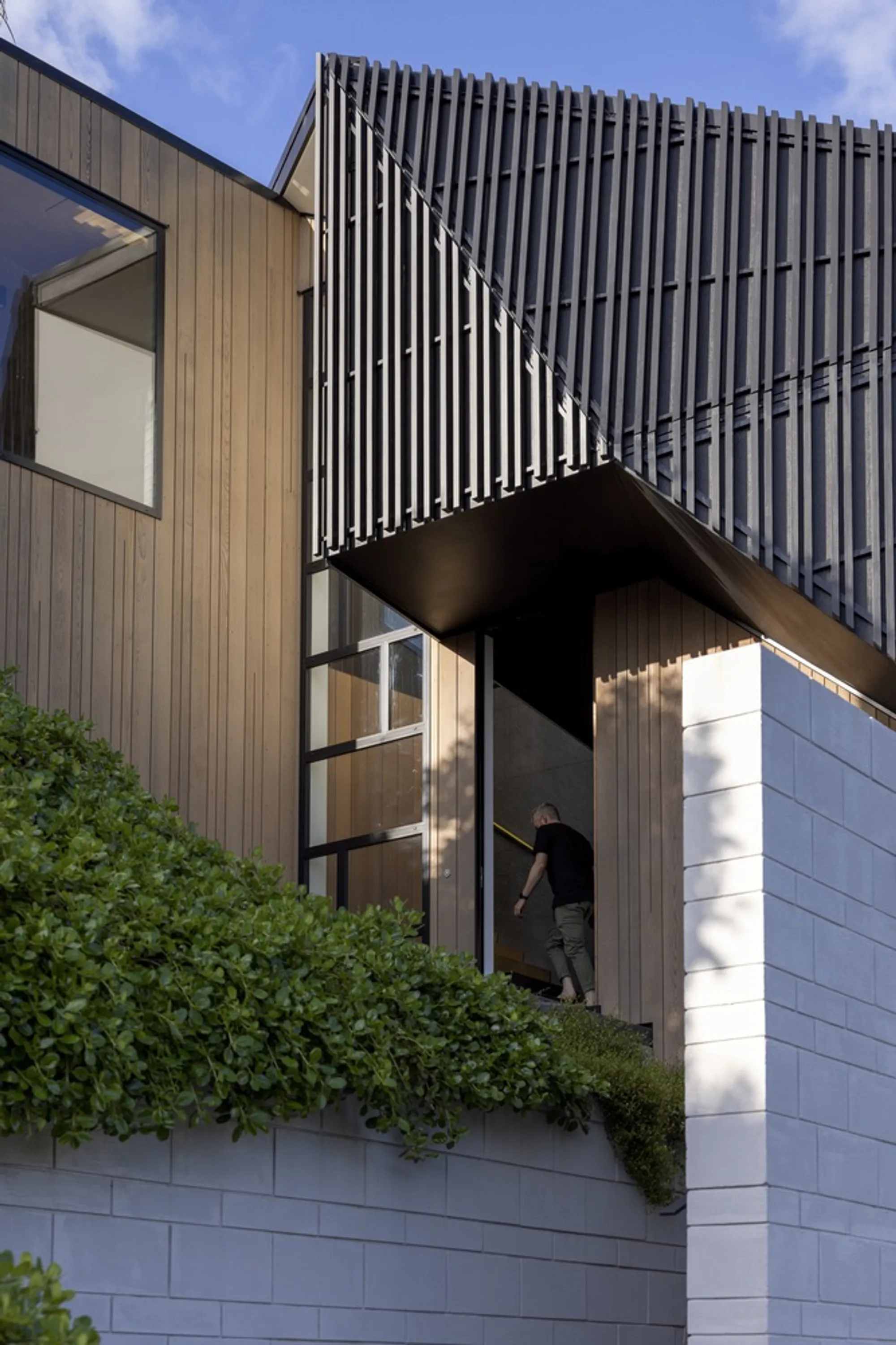 Mark Frazerhurst Architect Carves an Angular Courtyard House into an Auckland Hillside