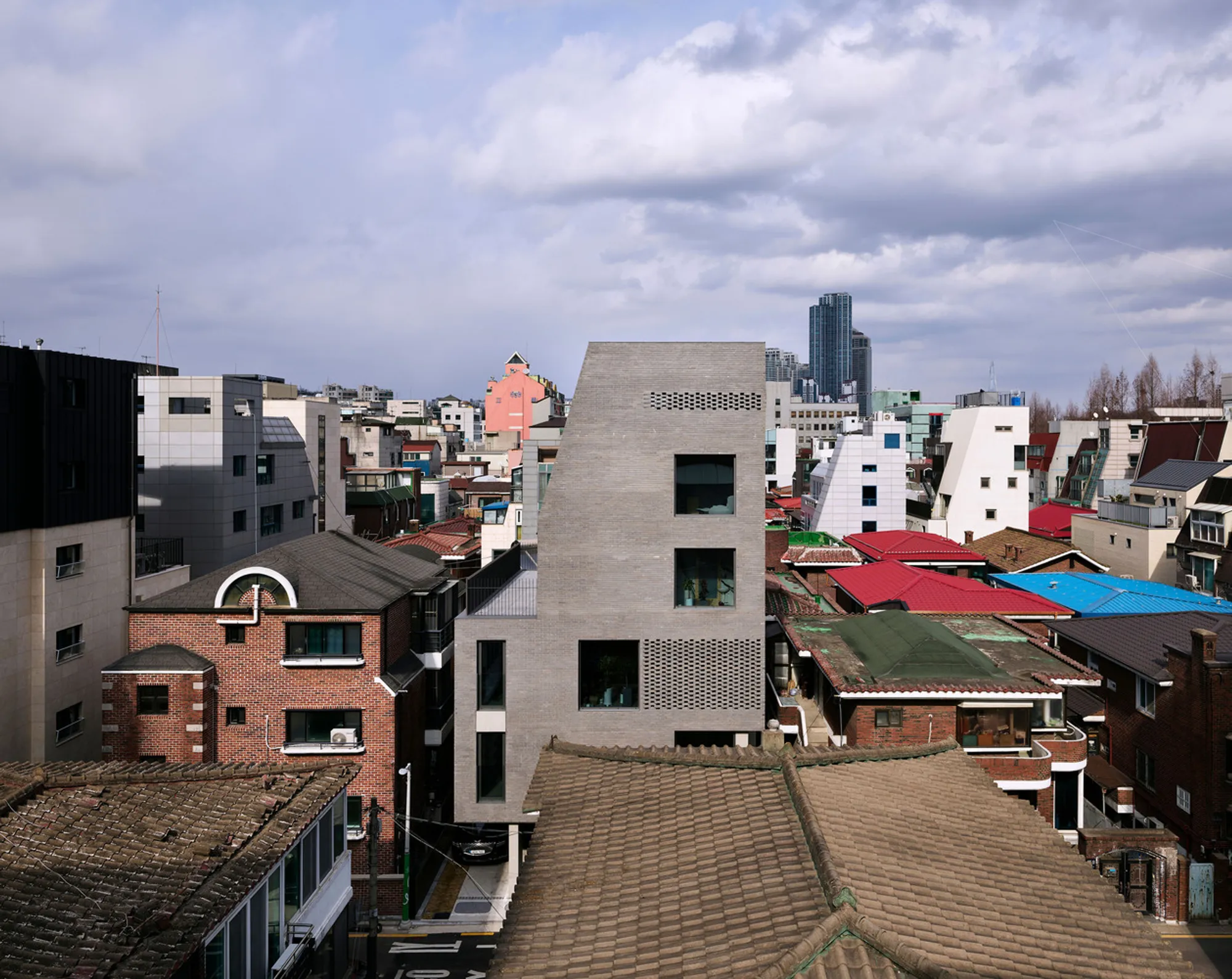 Ujoohyun: A Neighbourhood Building with a Skylight