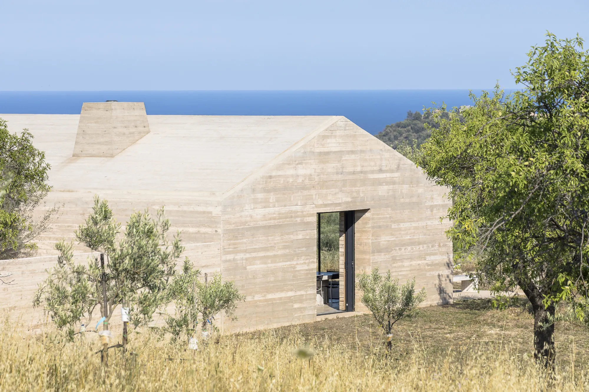Gaëtan Le Penhuel Architectes Builds a Rammed Earth Retreat in Sicily's Val di Noto Hills