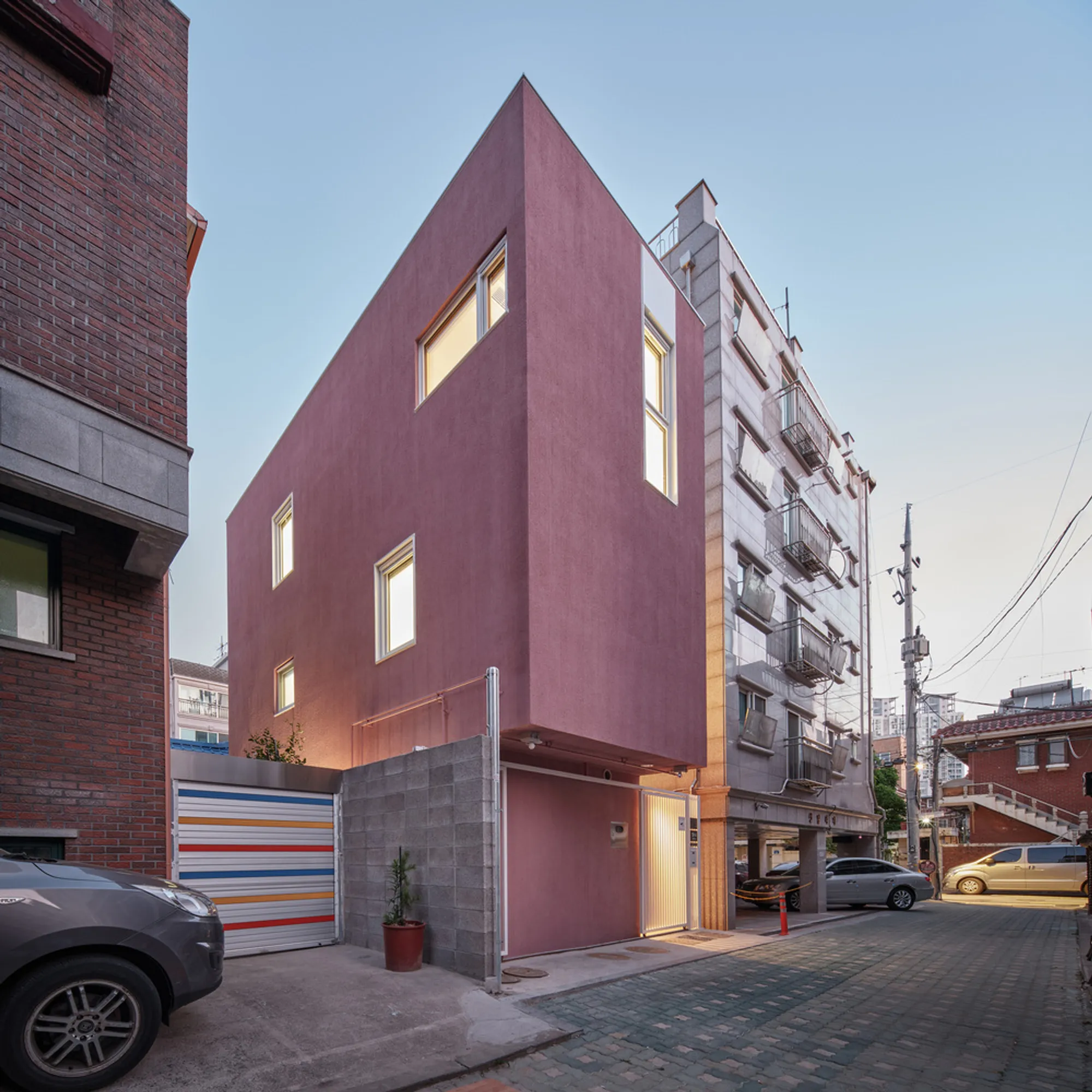 Pink Oasis House: A Narrow Infill Tower in Seoul