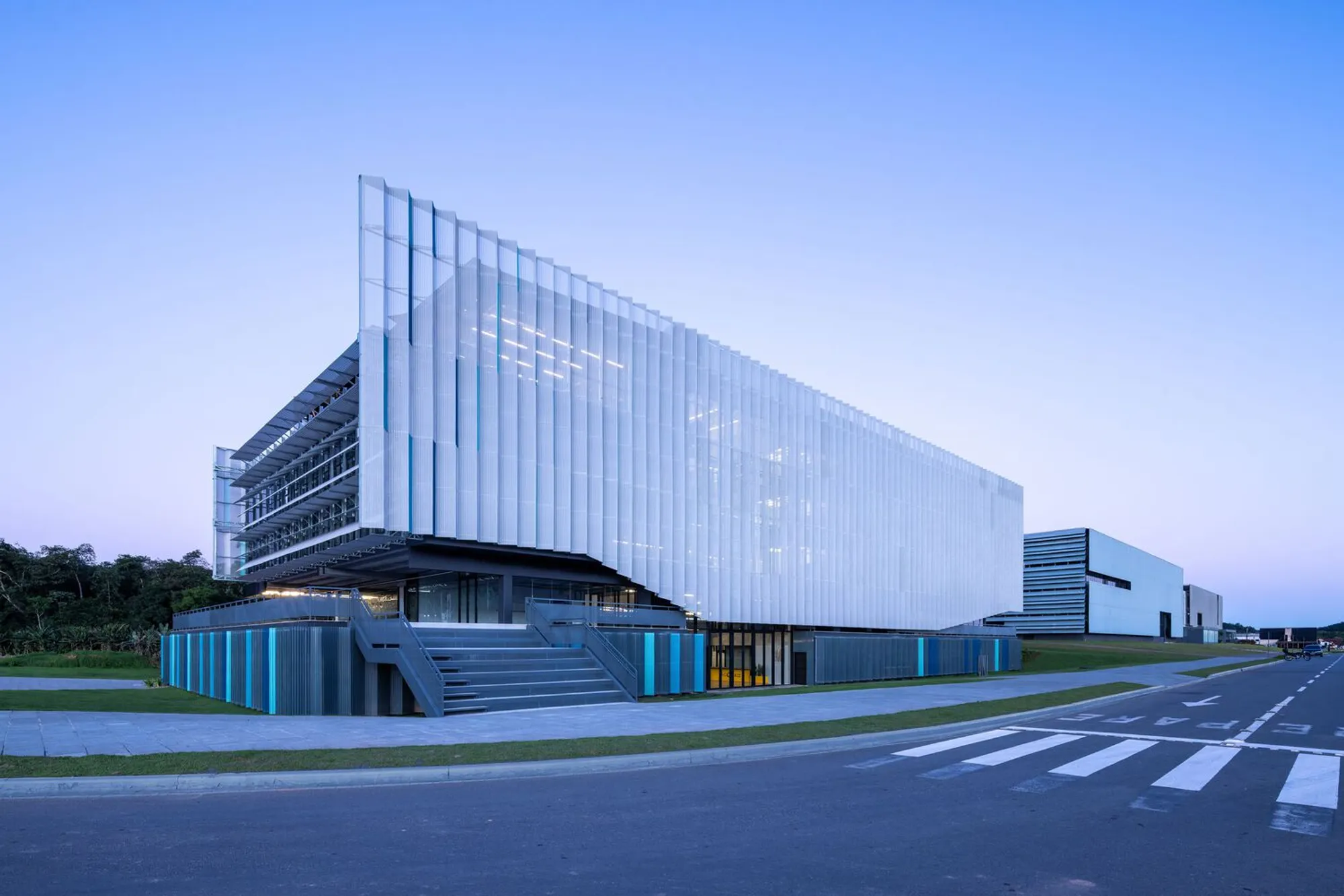 Estúdio Módulo Wraps an Innovation Hub in White Louvres on a Brazilian Campus