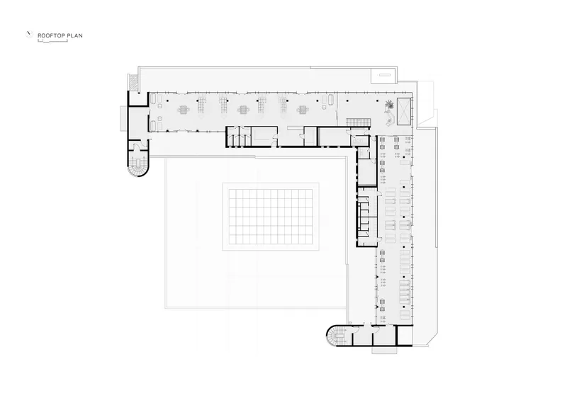 Rooftop plan drawing showing a large central courtyard surrounded by three wings with varying room layouts