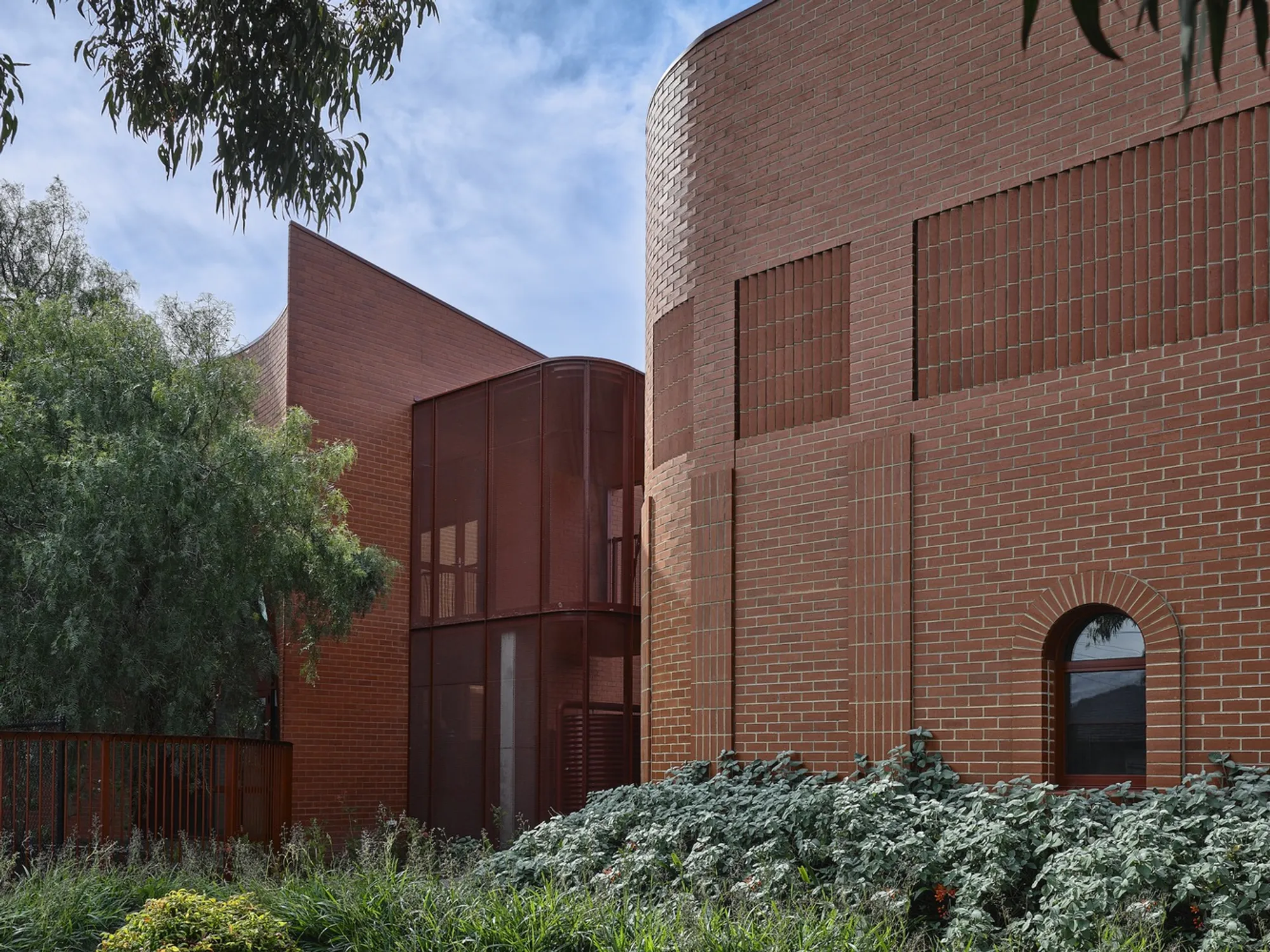 Kosloff Architecture Wraps a Primary School STEAM Building in Curved Brick and Cultural Storytelling