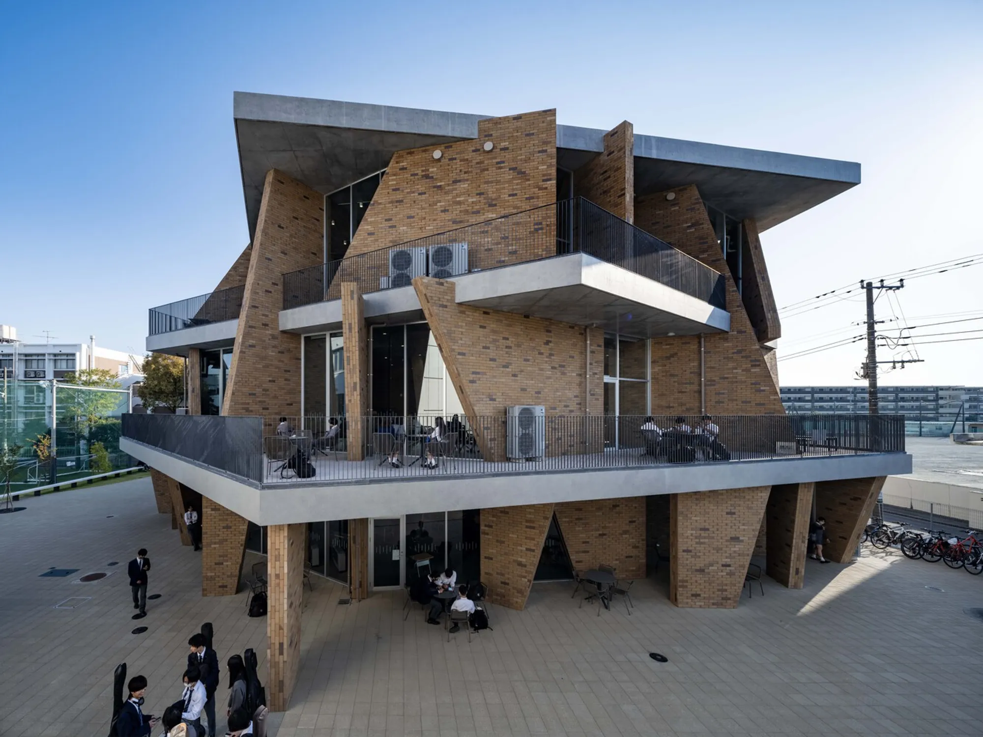 kousou and Fukei Co. Build a High School Library in Shonan Where Every Wall Leans into Learning