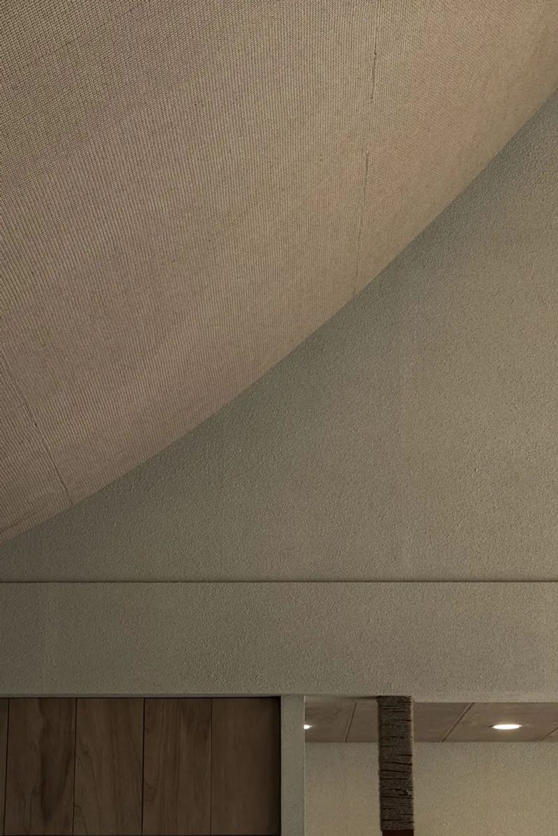 Ceiling edge detail: lacquer paper meeting the gable wall, light seam at the junction
