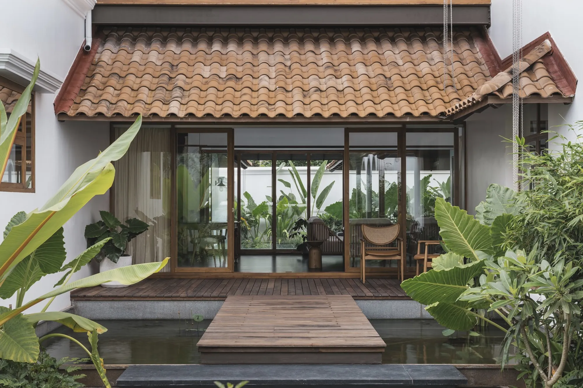 Aslam Sham Architects Weaves Water, Timber, and Courtyards into a Tropical House in Kerala