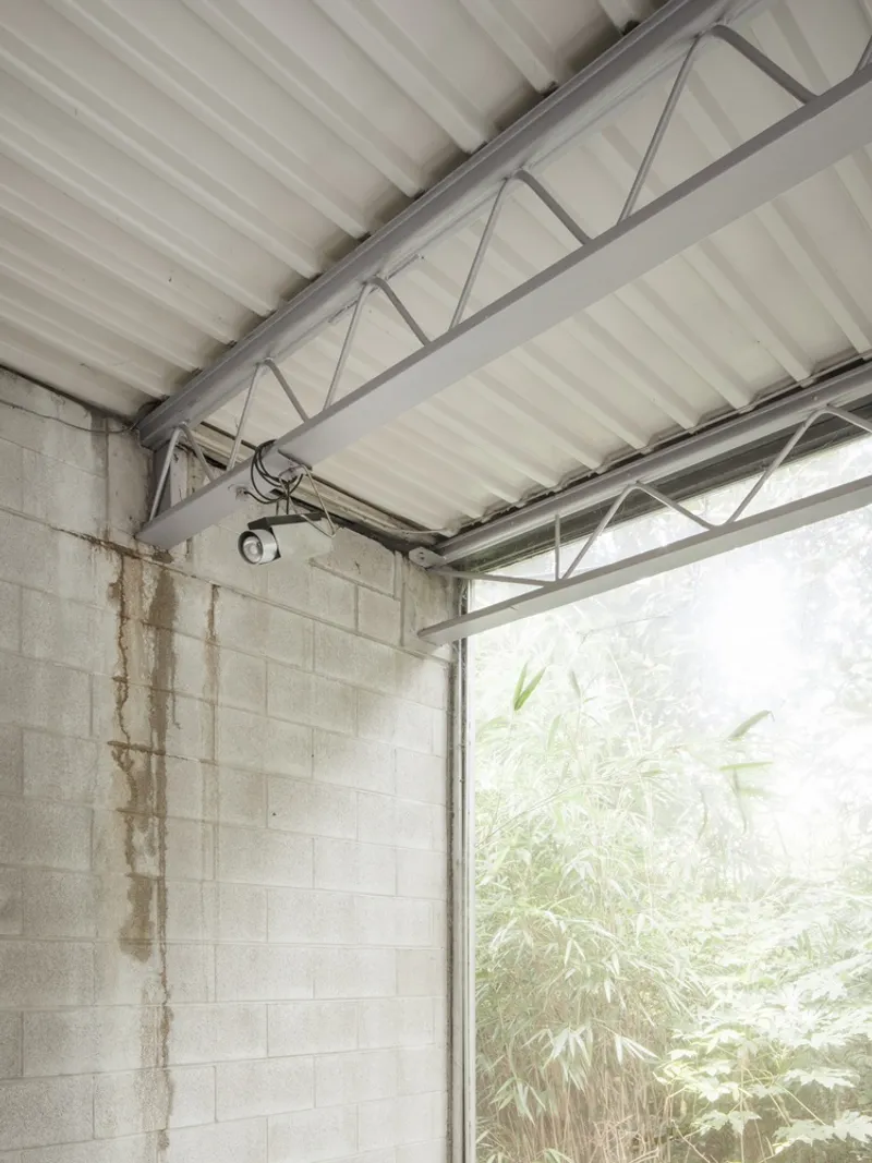 Construction: steel trusses and concrete during the build, scaffolding in place.