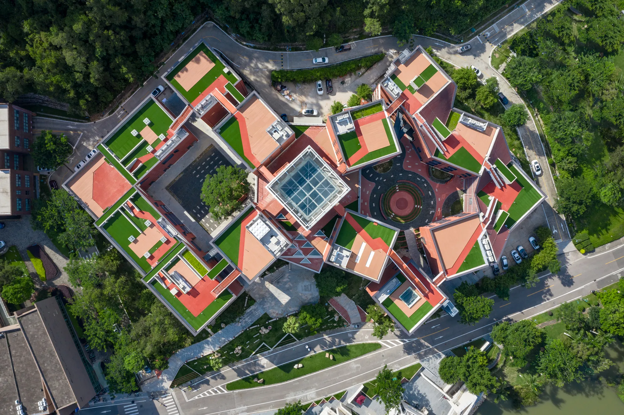 THAD Wraps Fifteen Aging Cubes in Red Brick to Revive a Zhuhai Campus Landmark