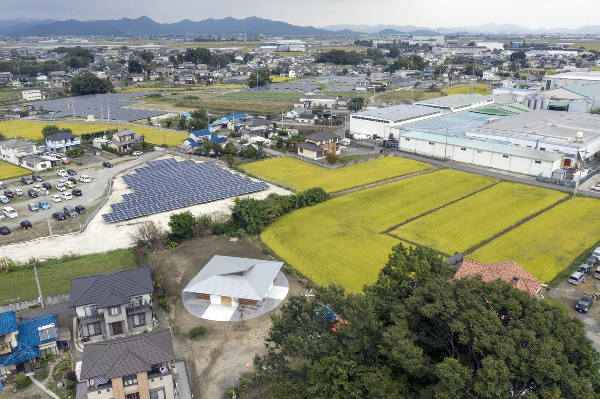 Shinta Hamada Architects Unfolds a Four-Lobed Plan Beneath a Hovering Pyramid in Rural Japan