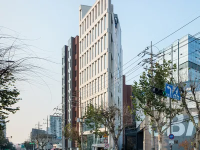 LIFE Architects Turns a Sharp Wedge of Land in Seoul into a Ten-Story Office Tower