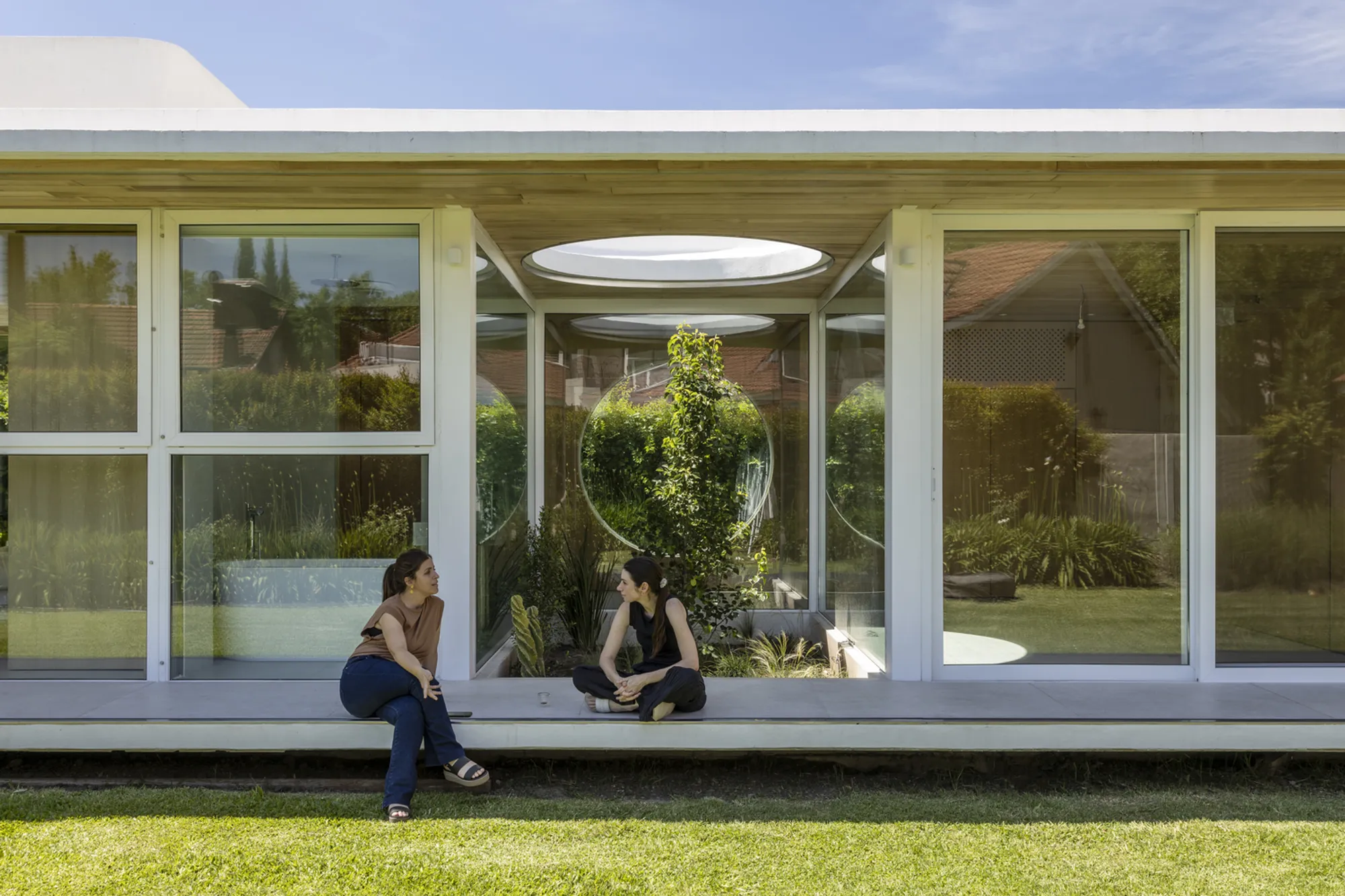 ESTUDIO 87 Arquitectura Lines Up Glass Pavilions Around a Courtyard Tree in Buenos Aires