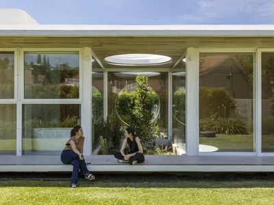 ESTUDIO 87 Arquitectura Lines Up Glass Pavilions Around a Courtyard Tree in Buenos Aires