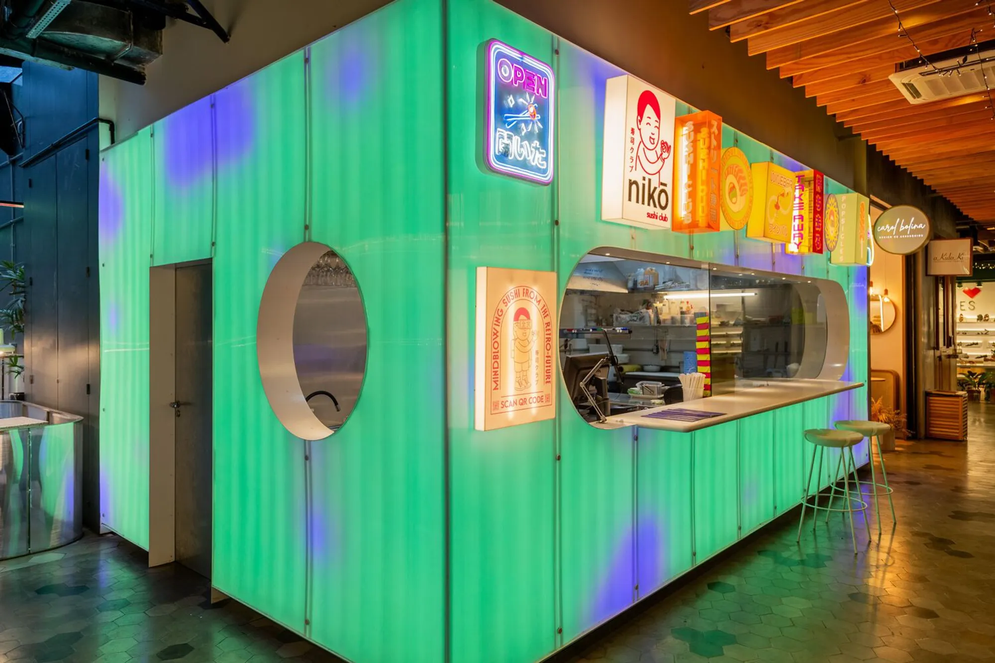 URBANODE Arquitetura Packs a Glowing Japanese Street Stall into 22 Square Meters