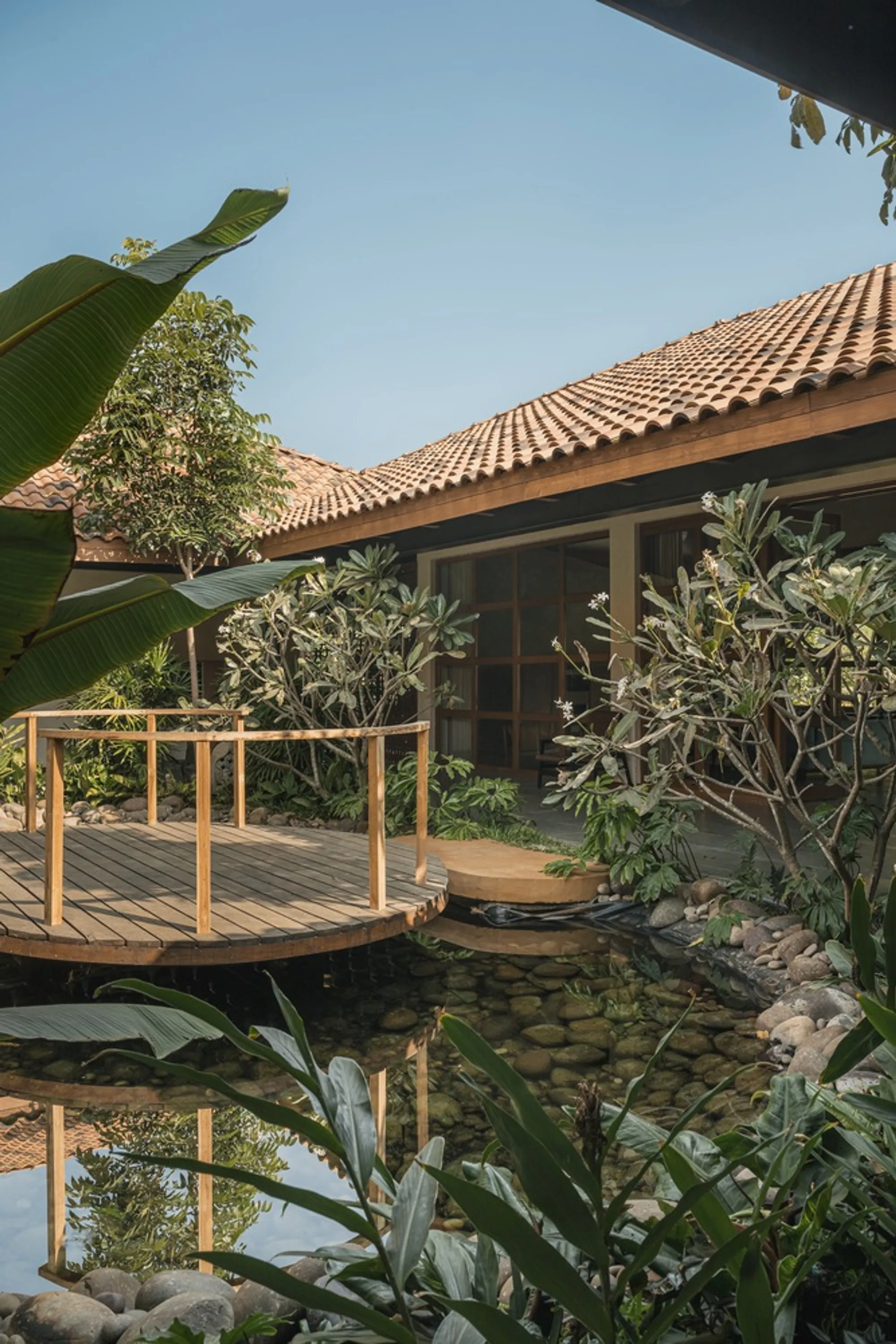 23 Degrees Design Builds an All-Timber Courtyard House Rooted in Telangana's Manduva Tradition