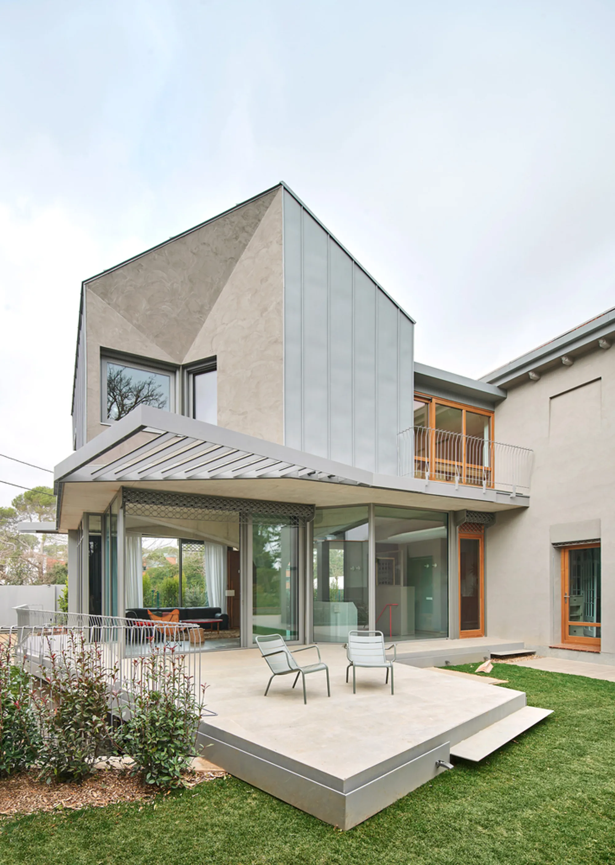 BAILORULL Threads a Lightweight Wooden House Through a 1930s Summer Cottage in Sant Cugat