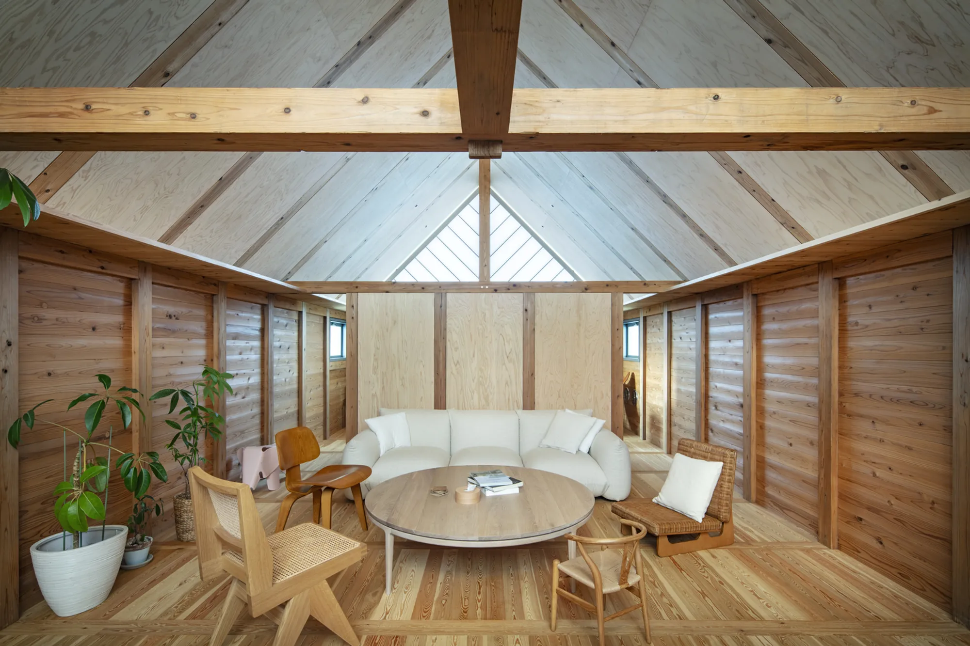 Shuji Yamada Shapes a Kamakura Home Around Its Irregular Site with a Kite-Shaped Plan