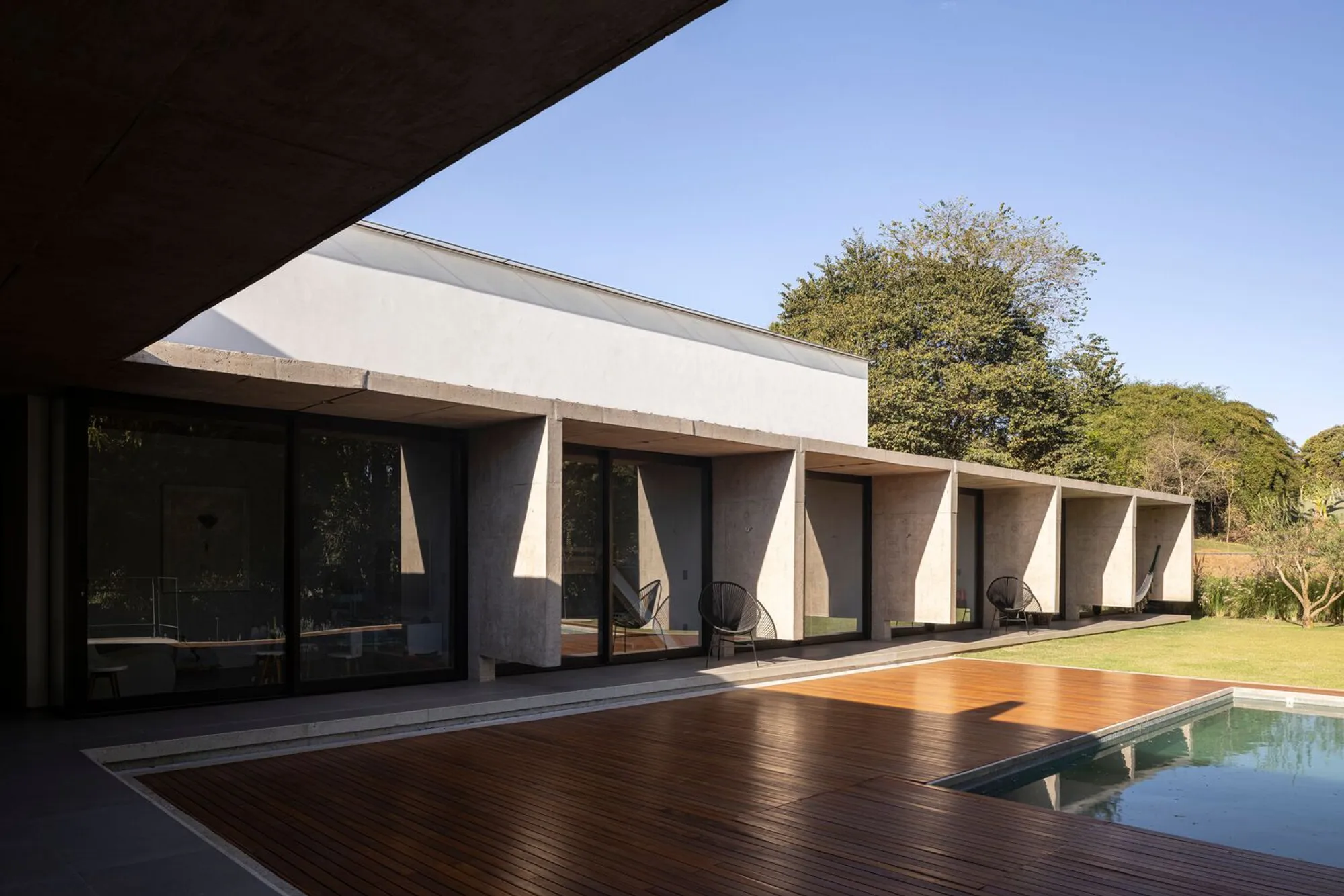 Bloco Arquitetos Hangs a Concrete Roof Over Brasília's Cerrado in the Dante House