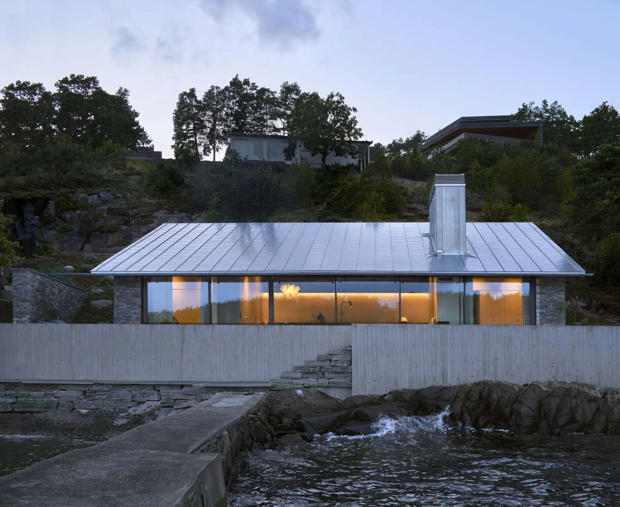 R21 Arkitekter Anchors a Weekend Cabin into the Rocky Shore of the Oslo Fjord