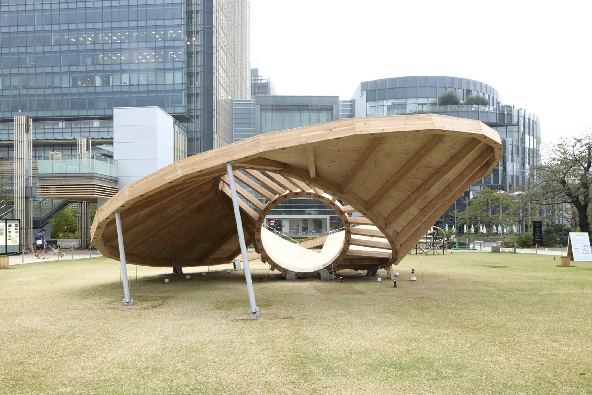 TAILAND Rolls Three Interlocking Timber Rings into a Climbable Pavilion for Tokyo Midtown