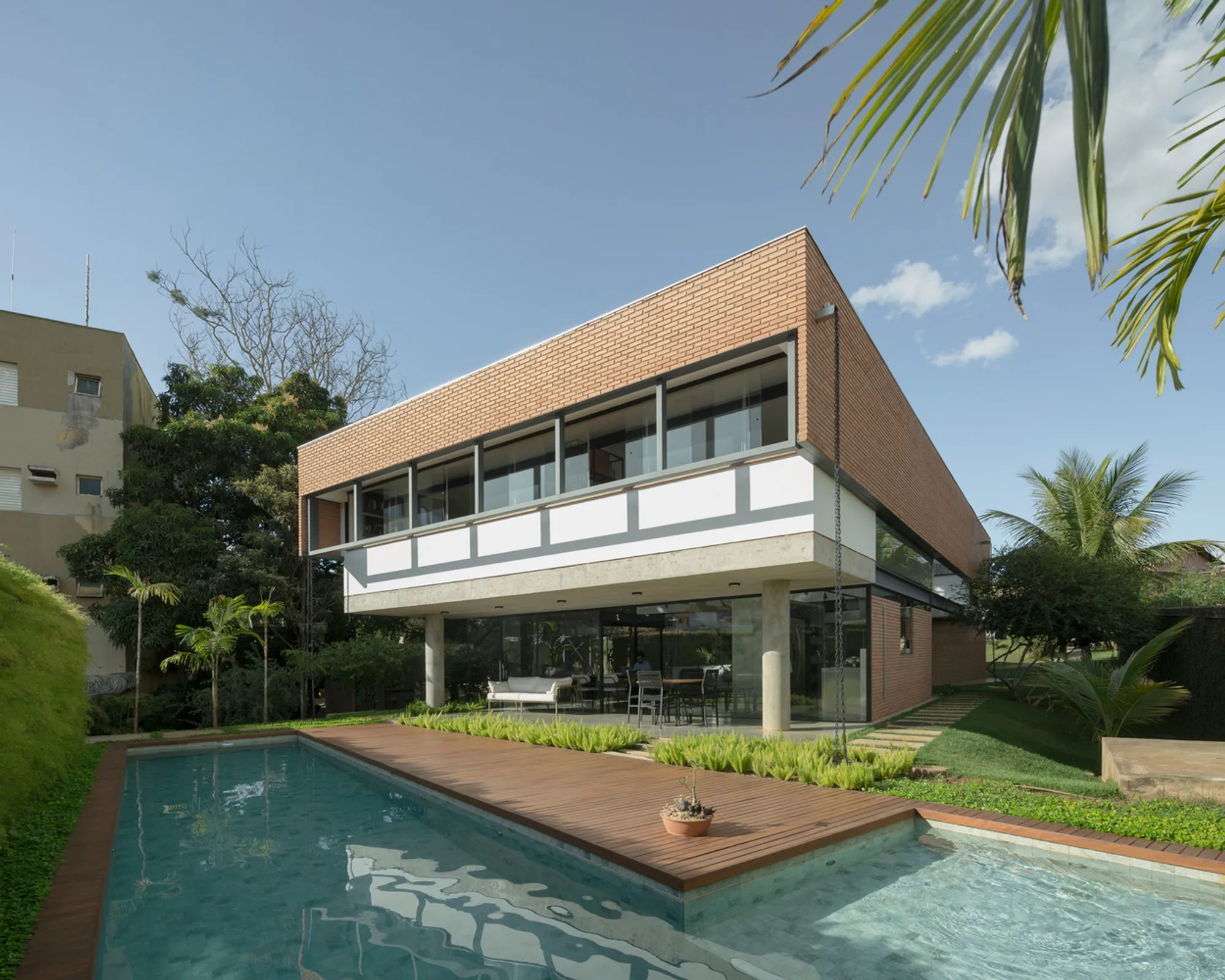 Venta Arquitetos Lifts a Brick Volume Over the Trees in Montes Claros