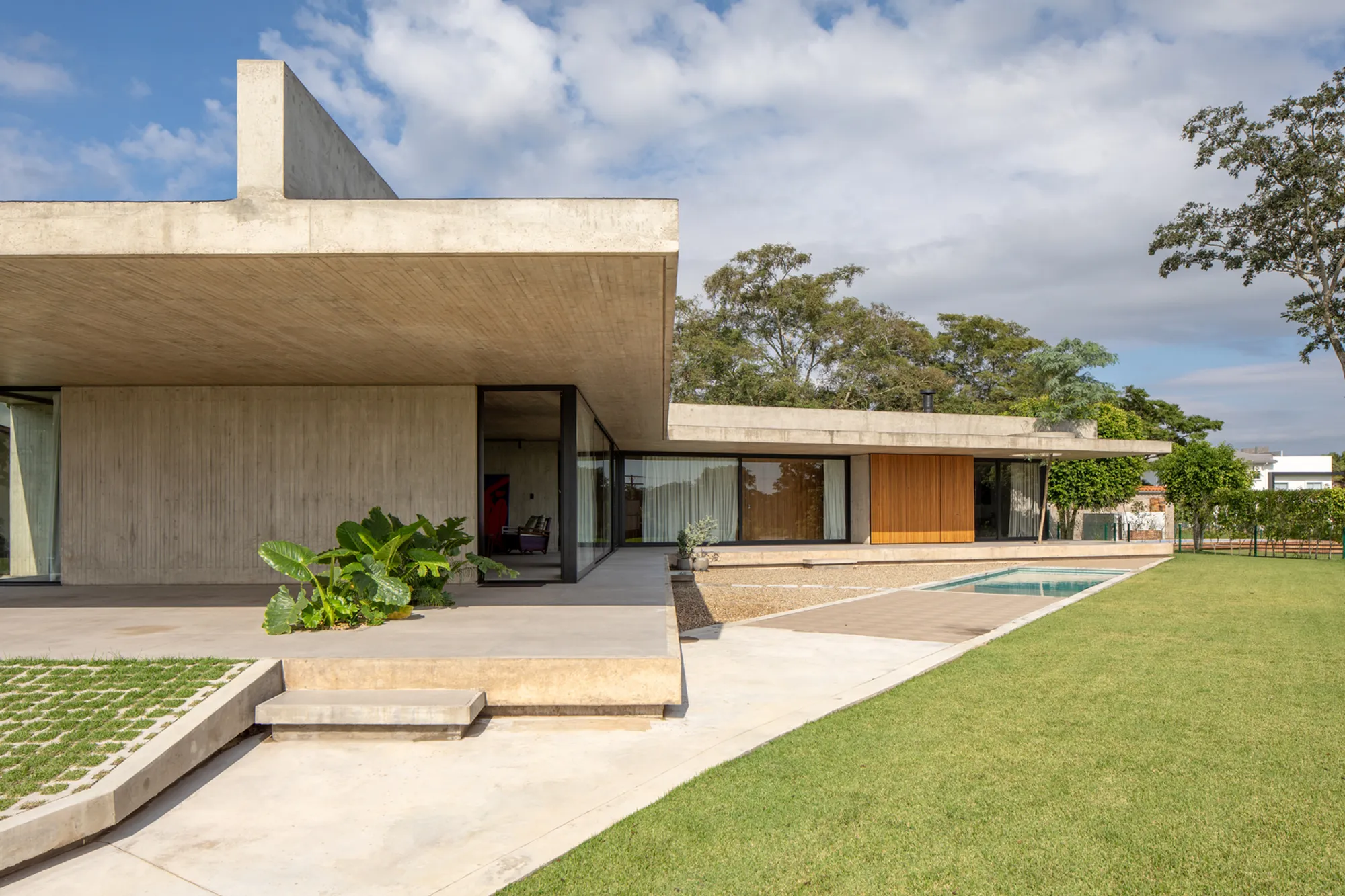 Sommet Floats a Concrete Canopy over Timber Volumes at the Pages Residence