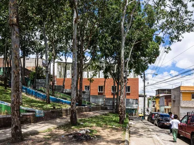 Taller ACÁ Builds a Brick Community Center Next to Guatemala City's Municipal Landfill