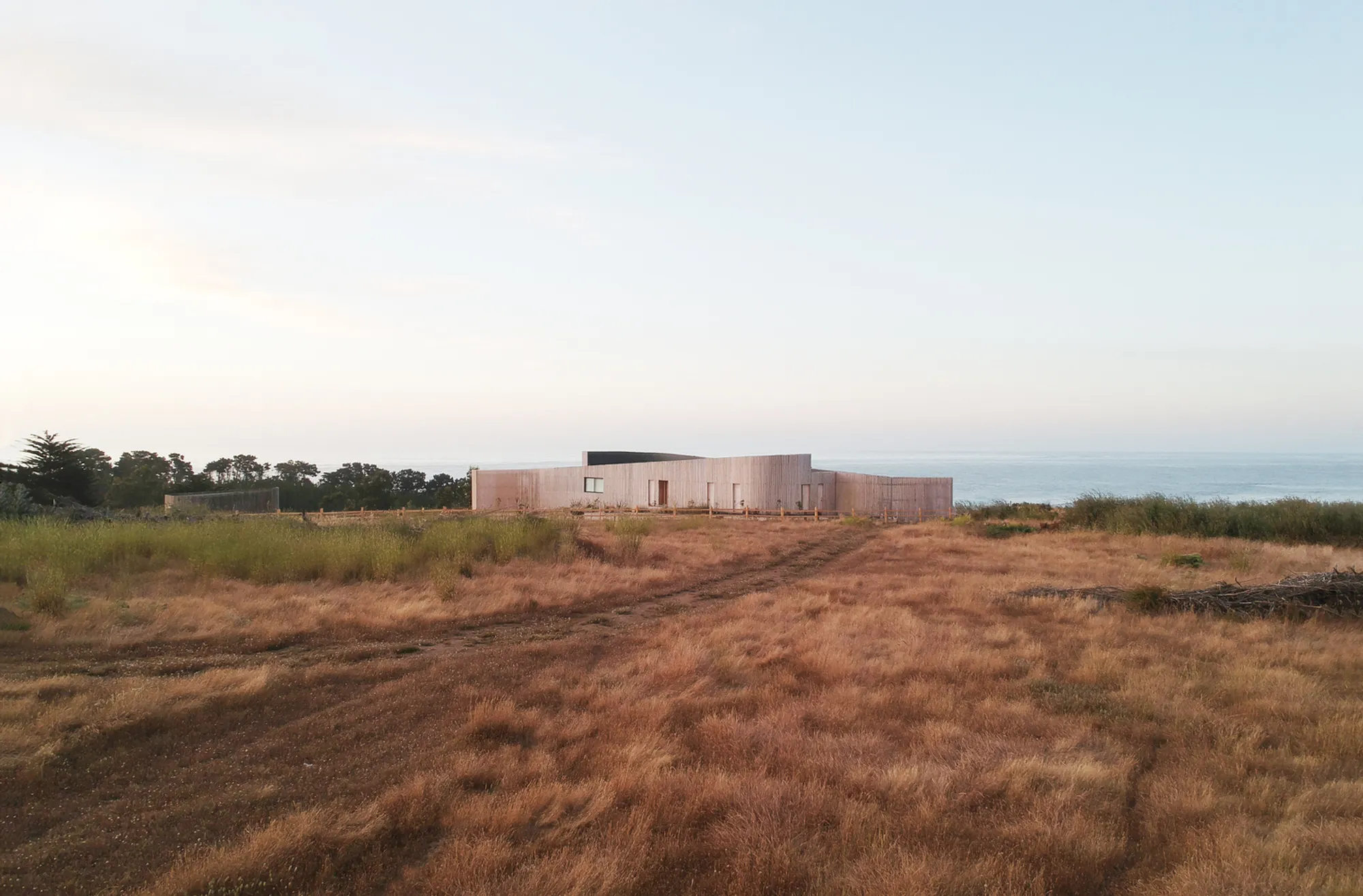 Pablo Larroulet and blaq arquitectos Shape a Chilean Coastal Home Around the Wind Itself