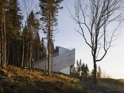 Quinzhee Architecture Splits a 48 m² Mountain Retreat into Metal and Cedar on a Quebec Summit